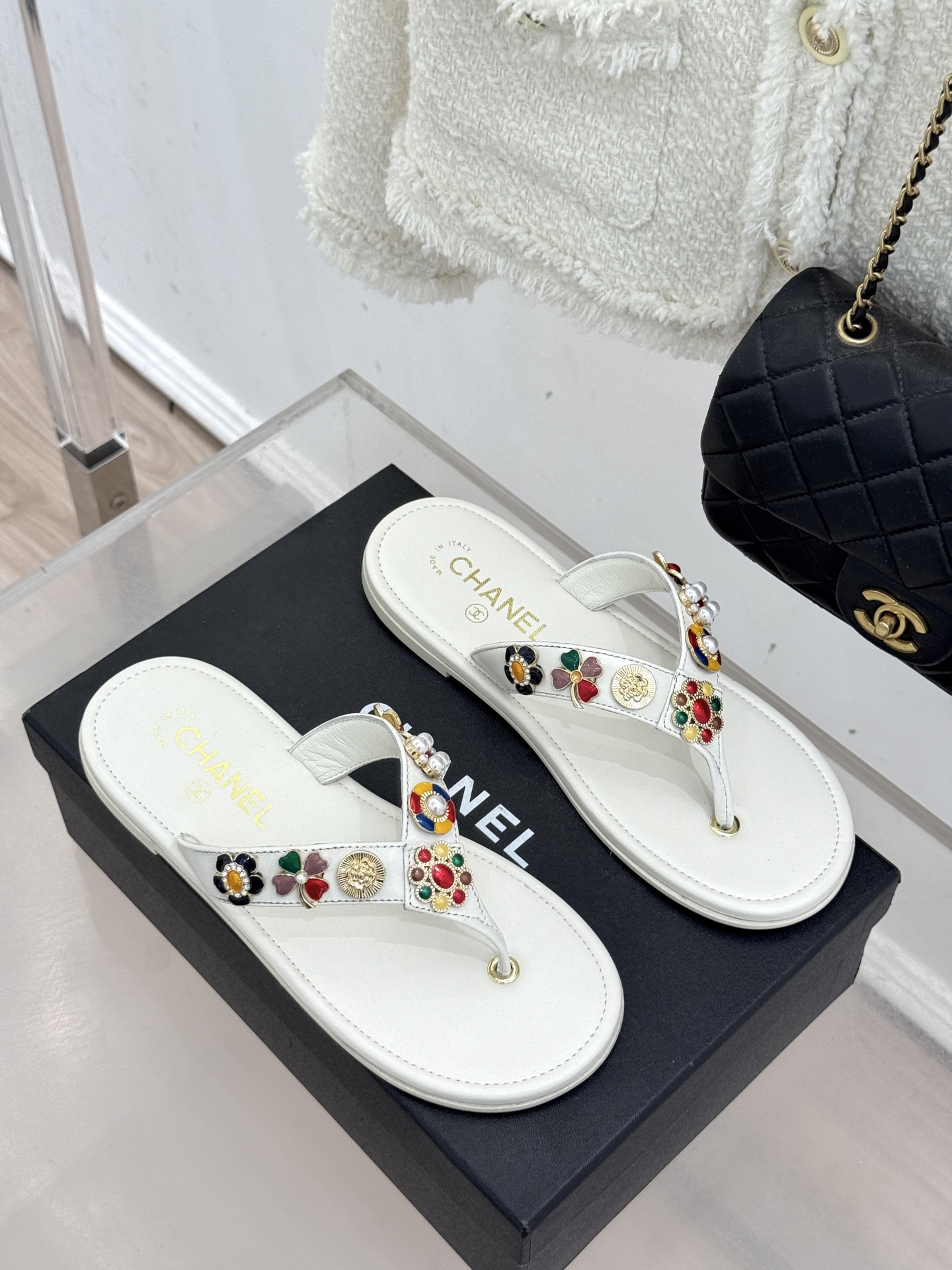CHANE* ｜小香25。春夏新品珠宝人字拖夹脚拖鞋好穿又出片的度假风人字拖🏖️经典双C珠宝设计真的很精