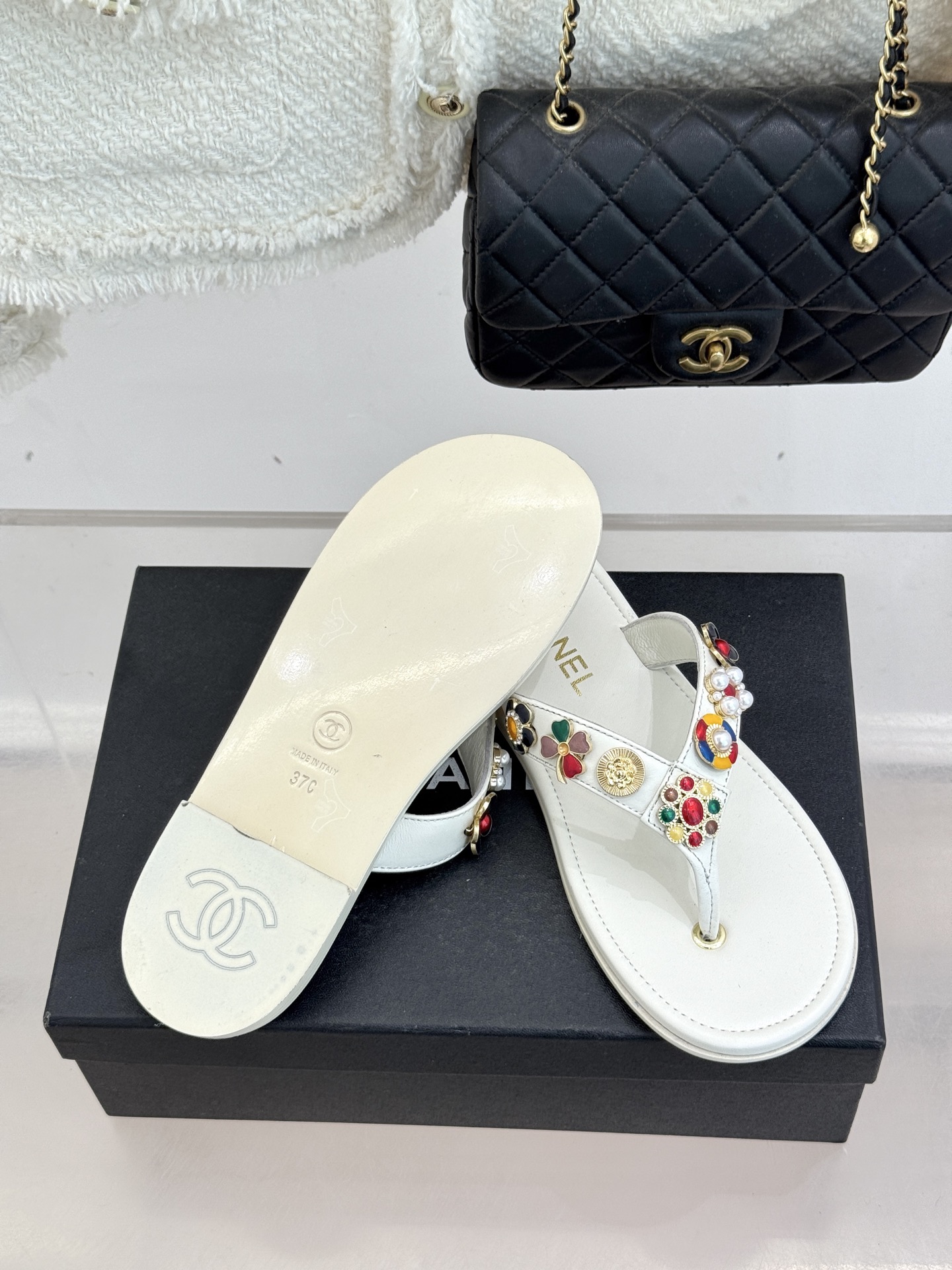 CHANE* ｜小香25。春夏新品珠宝人字拖夹脚拖鞋好穿又出片的度假风人字拖🏖️经典双C珠宝设计真的很精