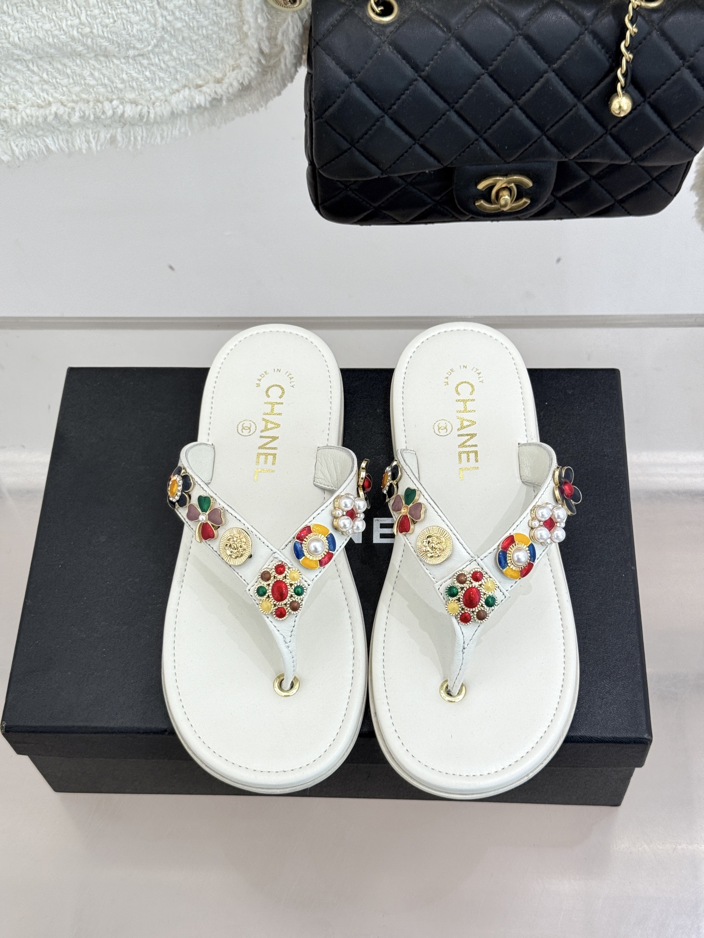 CHANE* ｜小香25。春夏新品珠宝人字拖夹脚拖鞋好穿又出片的度假风人字拖🏖️经典双C珠宝设计真的很精