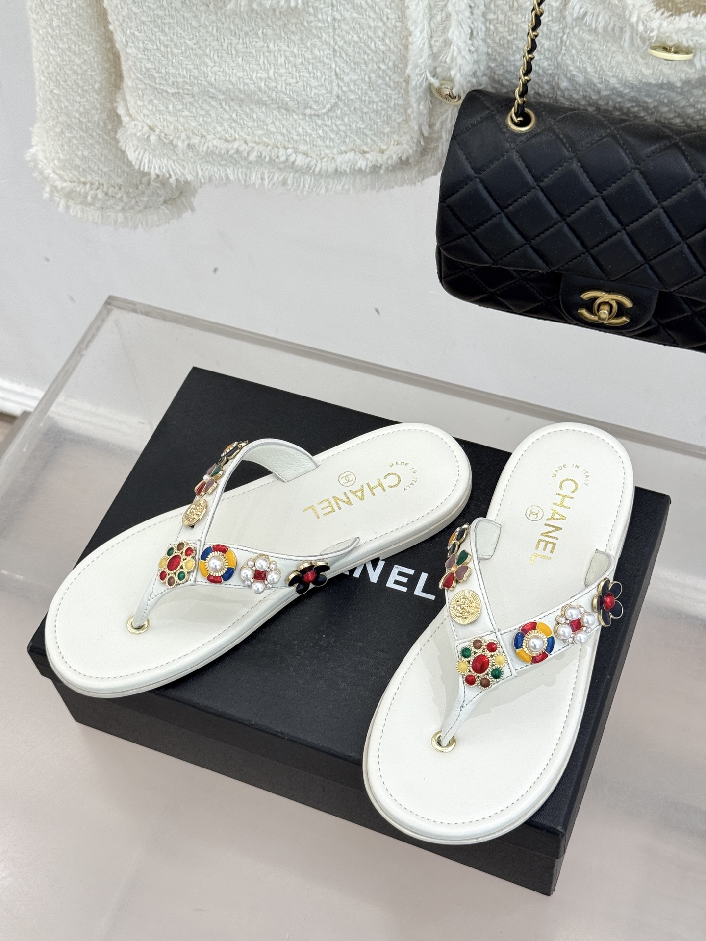CHANE* ｜小香25。春夏新品珠宝人字拖夹脚拖鞋好穿又出片的度假风人字拖🏖️经典双C珠宝设计真的很精