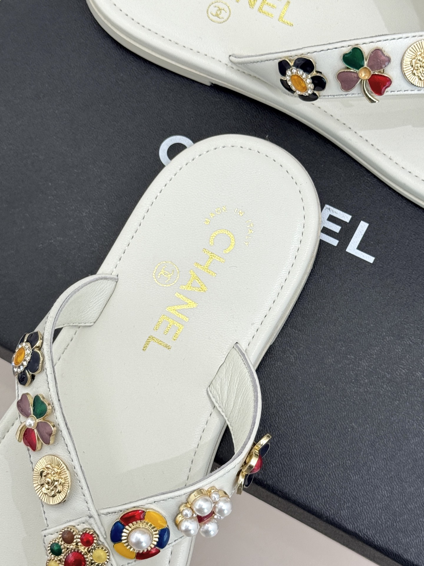 CHANE* ｜小香25。春夏新品珠宝人字拖夹脚拖鞋好穿又出片的度假风人字拖🏖️经典双C珠宝设计真的很精