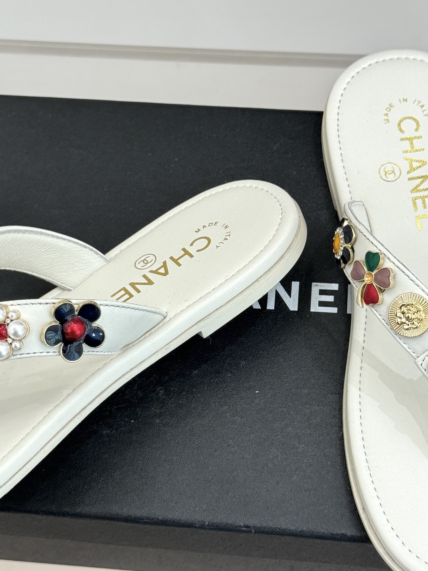 CHANE* ｜小香25。春夏新品珠宝人字拖夹脚拖鞋好穿又出片的度假风人字拖🏖️经典双C珠宝设计真的很精