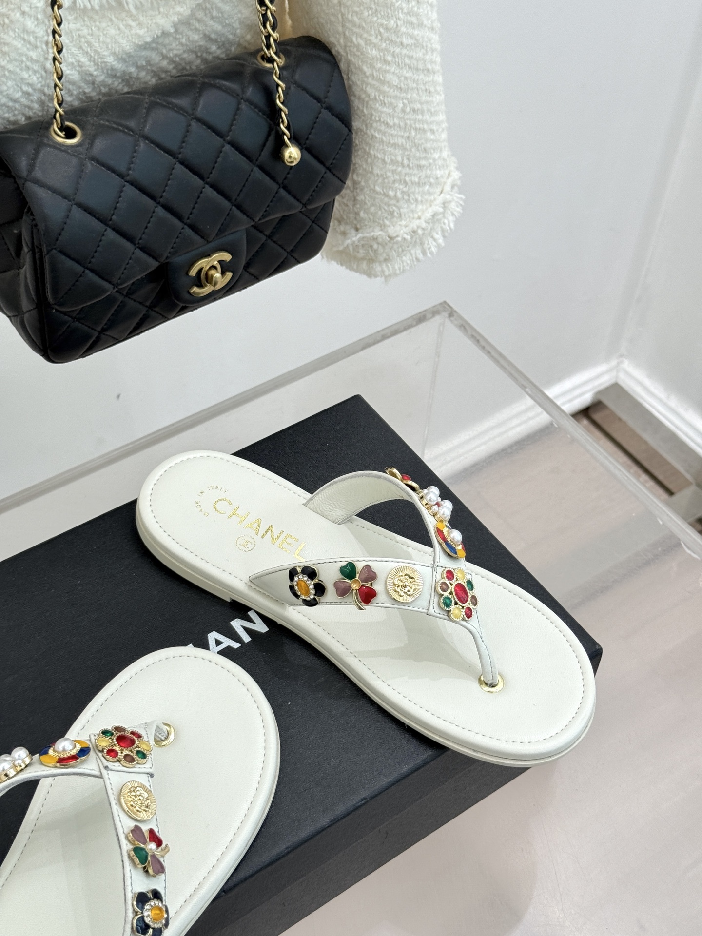 CHANE* ｜小香25。春夏新品珠宝人字拖夹脚拖鞋好穿又出片的度假风人字拖🏖️经典双C珠宝设计真的很精