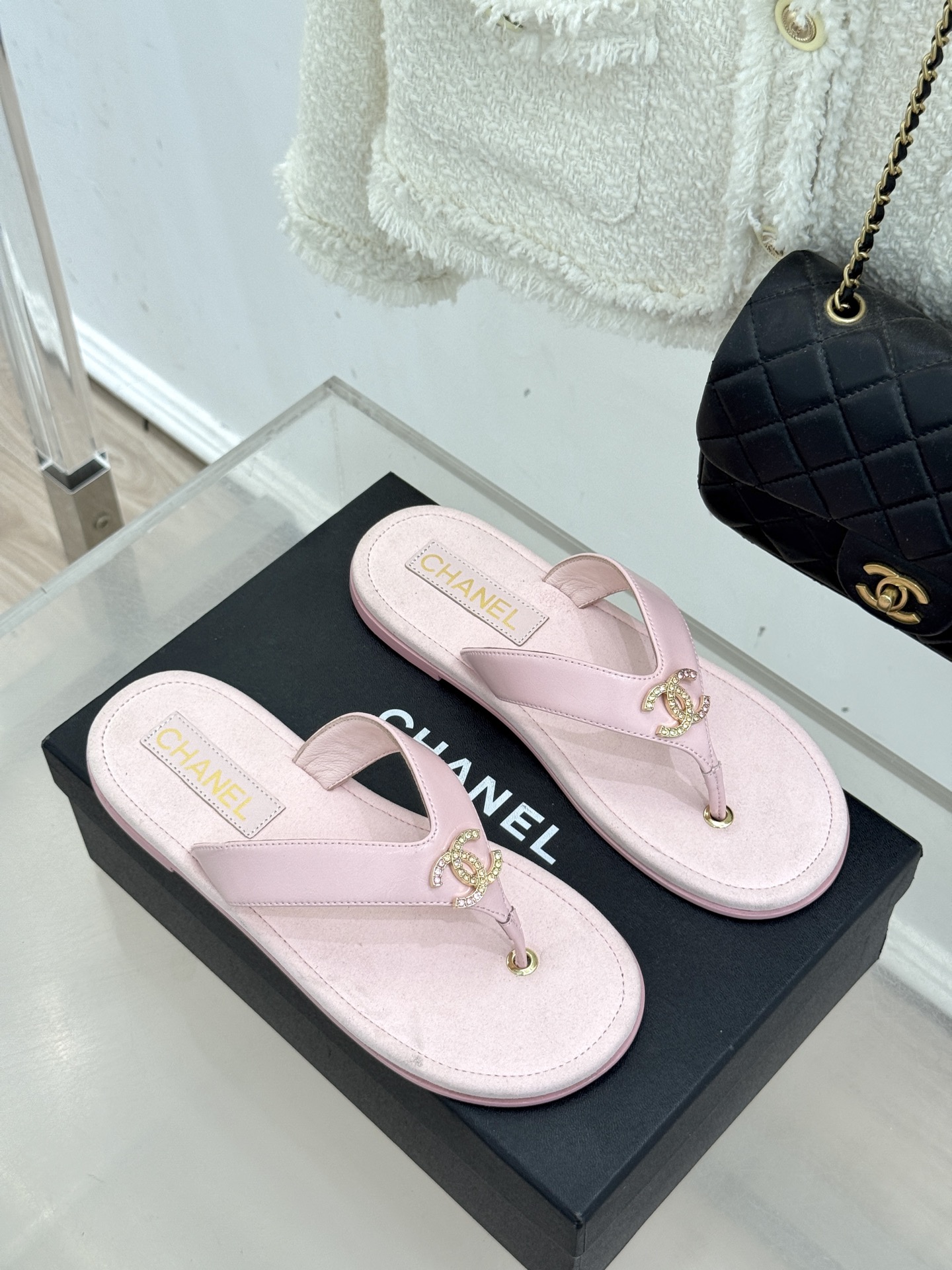 CHANE* ｜小香25。春夏新品珠宝人字拖夹脚拖鞋好穿又出片的度假风人字拖🏖️经典双C珠宝设计真的很精