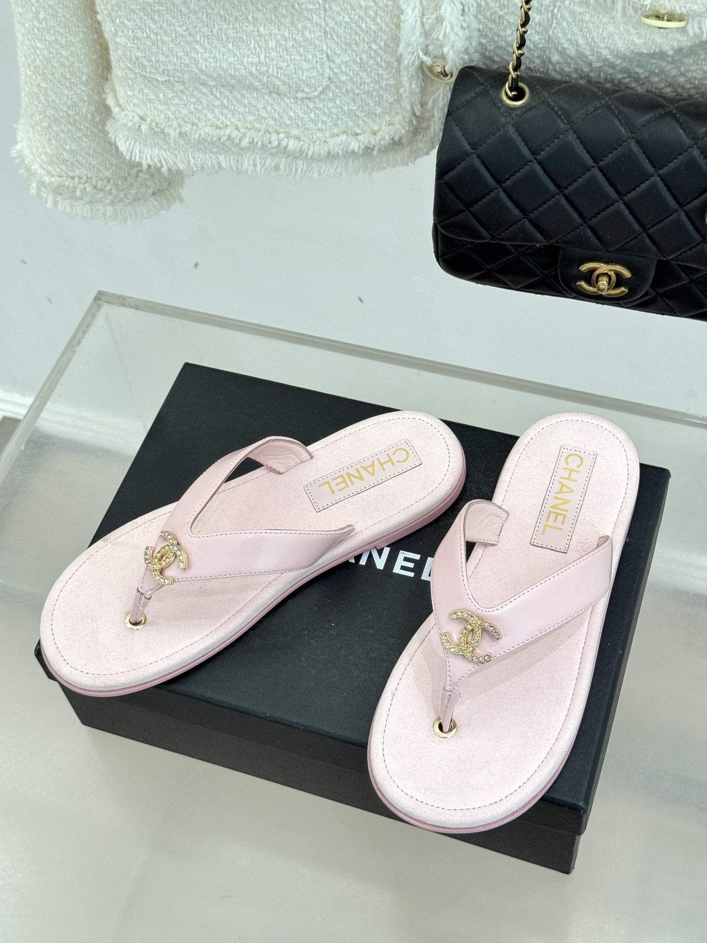 CHANE* ｜小香25。春夏新品珠宝人字拖夹脚拖鞋好穿又出片的度假风人字拖🏖️经典双C珠宝设计真的很精