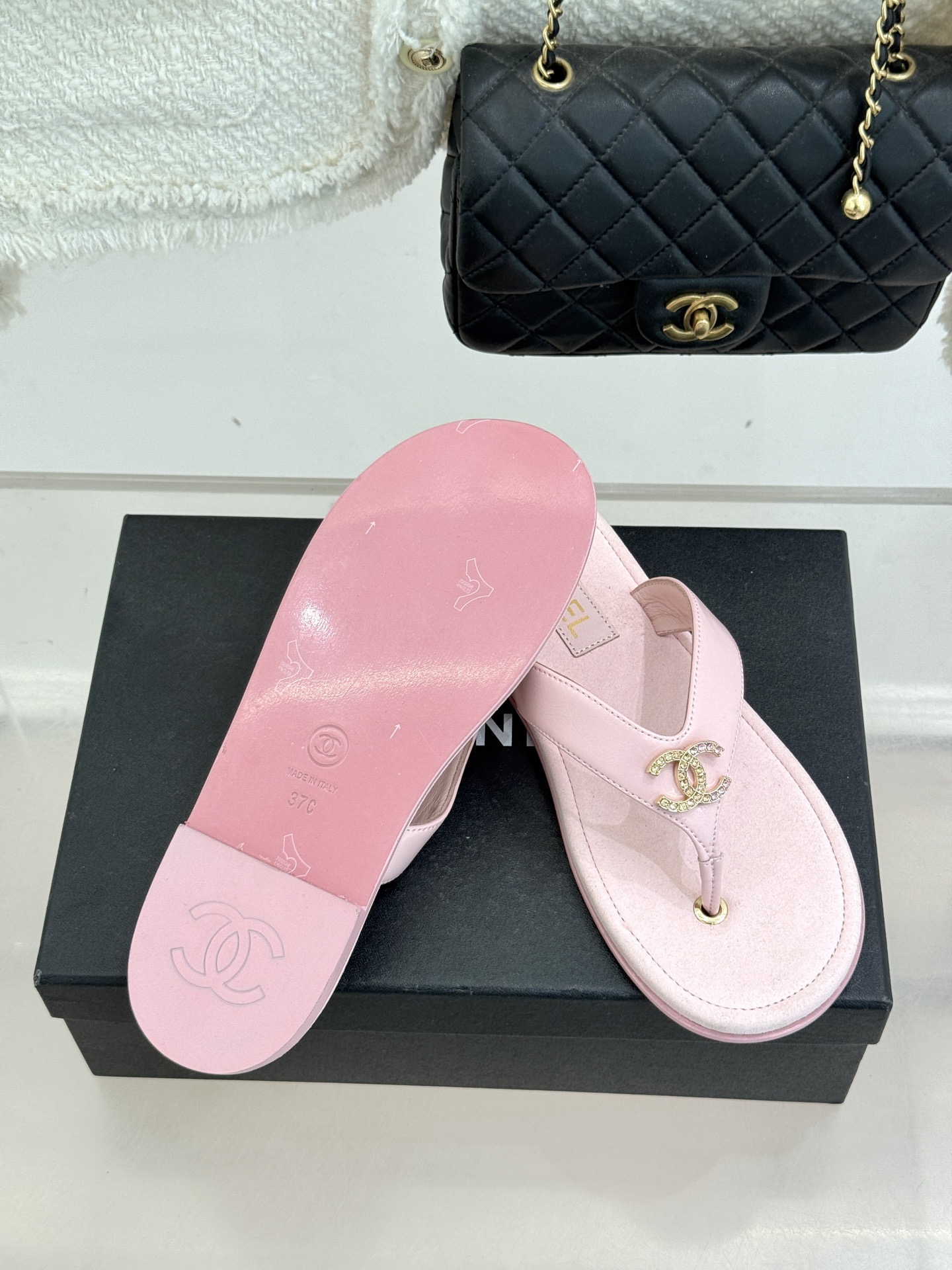 CHANE* ｜小香25。春夏新品珠宝人字拖夹脚拖鞋好穿又出片的度假风人字拖🏖️经典双C珠宝设计真的很精