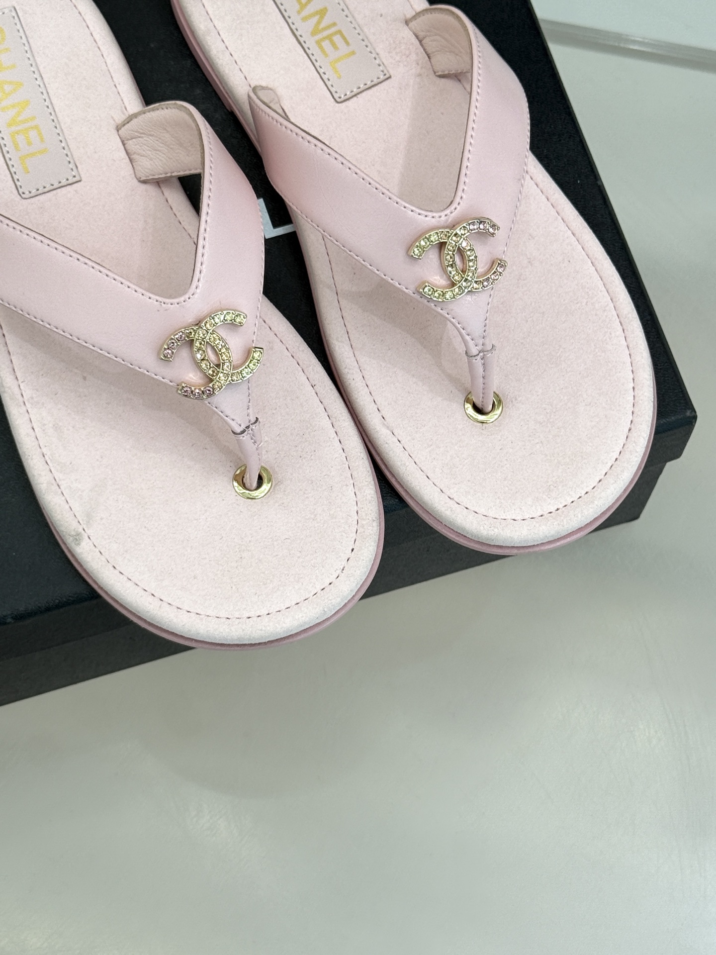 CHANE* ｜小香25。春夏新品珠宝人字拖夹脚拖鞋好穿又出片的度假风人字拖🏖️经典双C珠宝设计真的很精