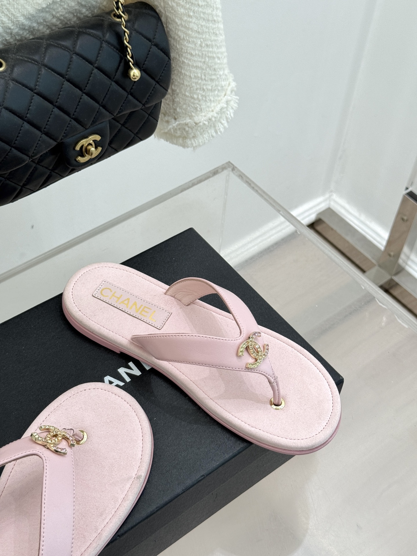 CHANE* ｜小香25。春夏新品珠宝人字拖夹脚拖鞋好穿又出片的度假风人字拖🏖️经典双C珠宝设计真的很精