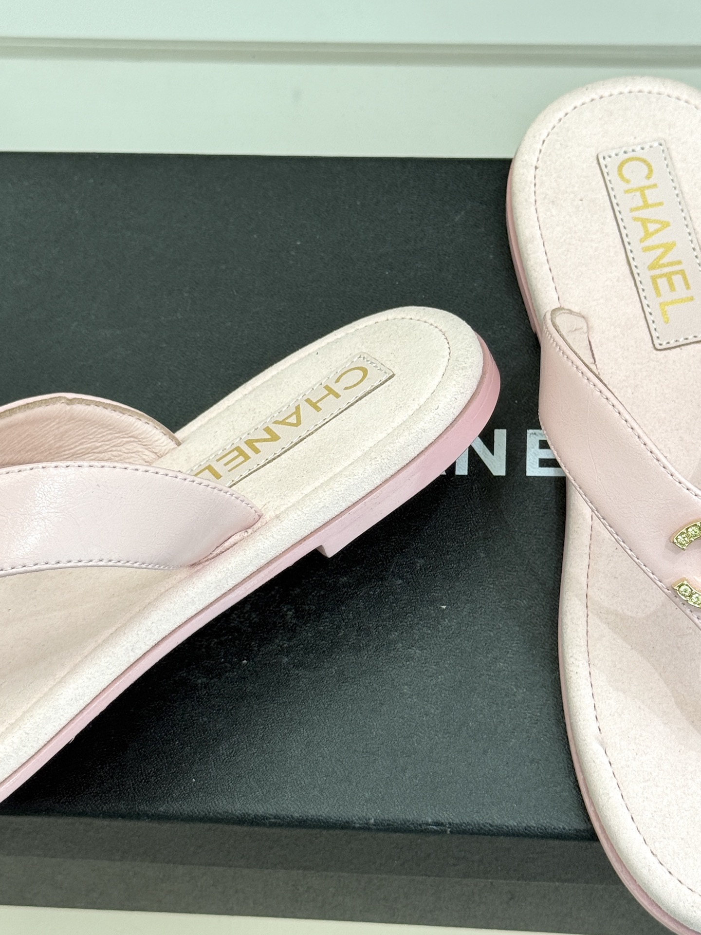 CHANE* ｜小香25。春夏新品珠宝人字拖夹脚拖鞋好穿又出片的度假风人字拖🏖️经典双C珠宝设计真的很精