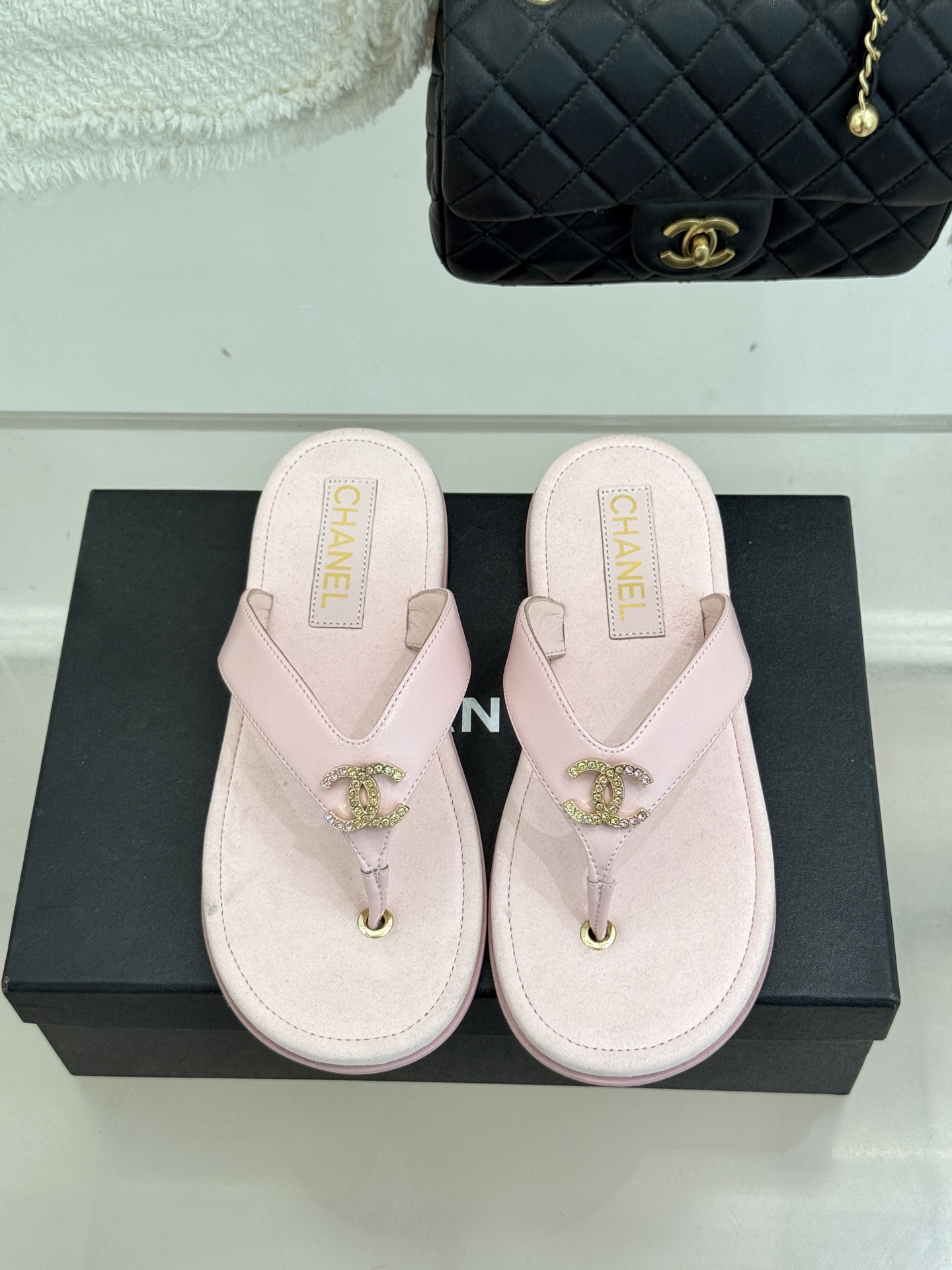 CHANE* ｜小香25。春夏新品珠宝人字拖夹脚拖鞋好穿又出片的度假风人字拖🏖️经典双C珠宝设计真的很精