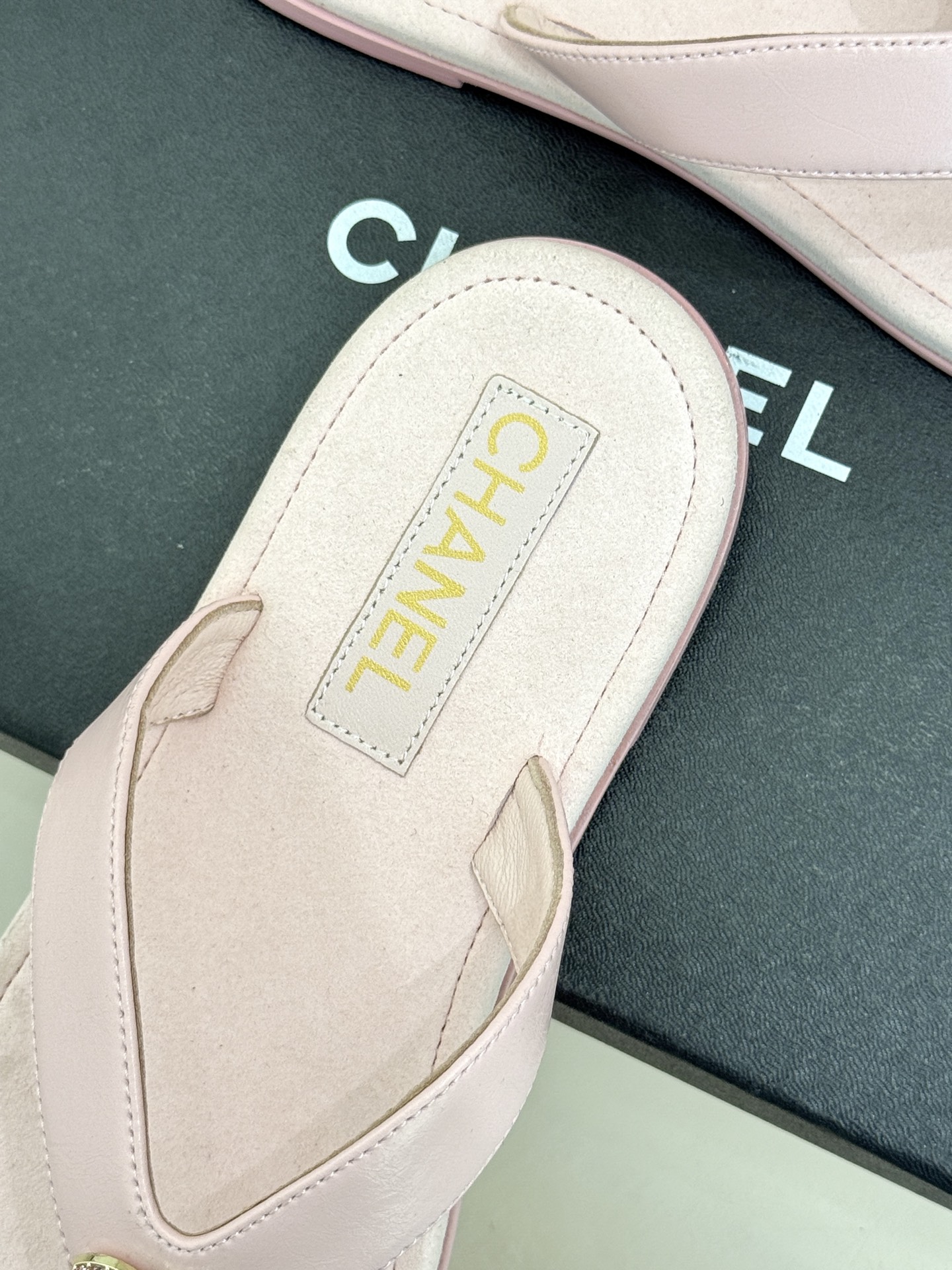 CHANE* ｜小香25。春夏新品珠宝人字拖夹脚拖鞋好穿又出片的度假风人字拖🏖️经典双C珠宝设计真的很精