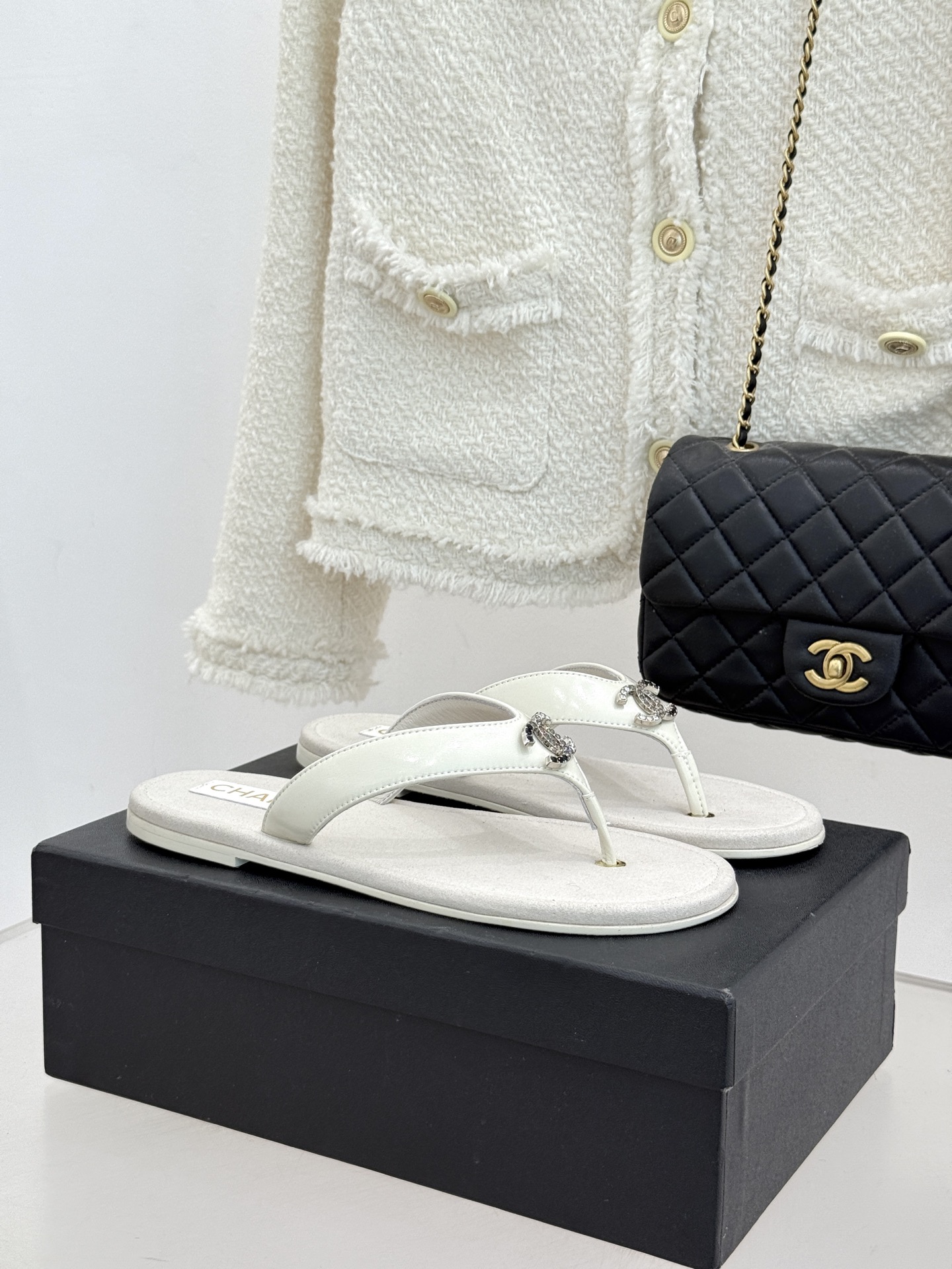 CHANE* ｜小香25。春夏新品珠宝人字拖夹脚拖鞋好穿又出片的度假风人字拖🏖️经典双C珠宝设计真的很精