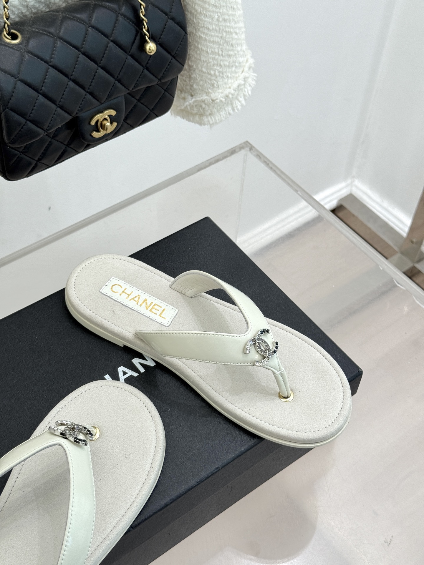 CHANE* ｜小香25。春夏新品珠宝人字拖夹脚拖鞋好穿又出片的度假风人字拖🏖️经典双C珠宝设计真的很精