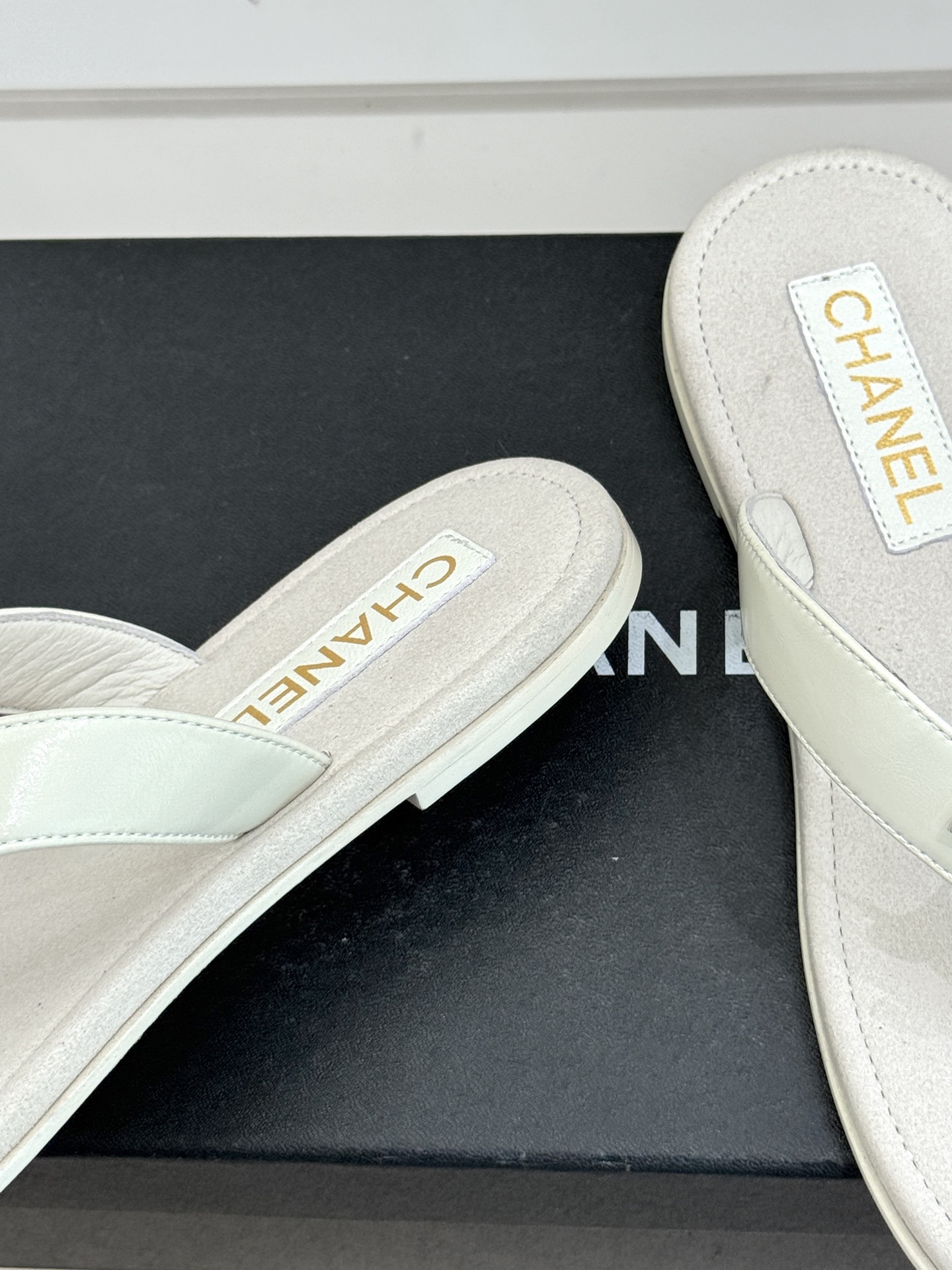 CHANE* ｜小香25。春夏新品珠宝人字拖夹脚拖鞋好穿又出片的度假风人字拖🏖️经典双C珠宝设计真的很精