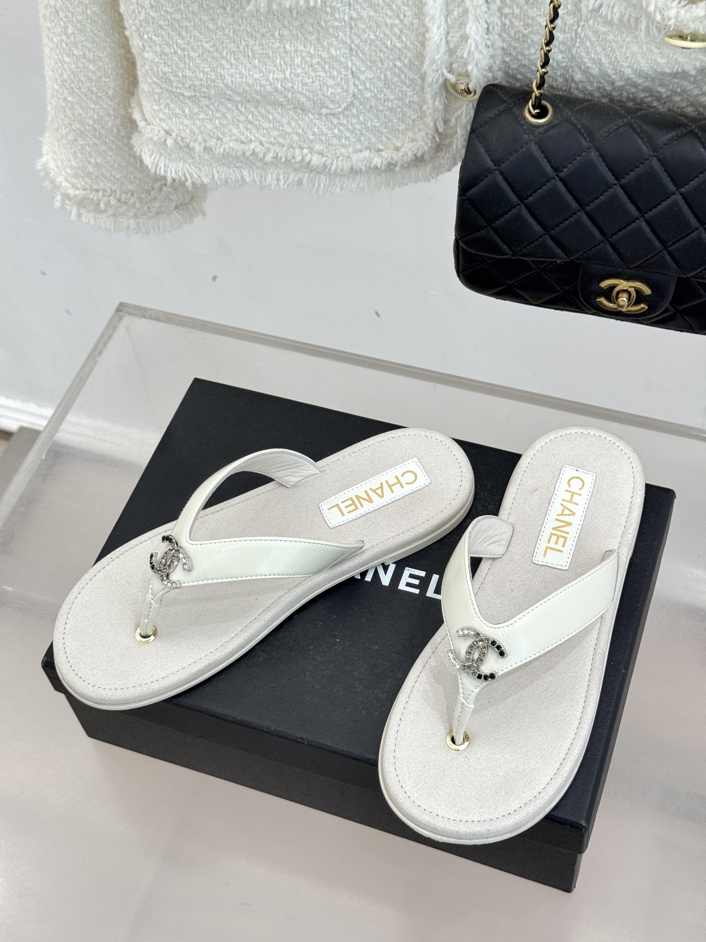 CHANE* ｜小香25。春夏新品珠宝人字拖夹脚拖鞋好穿又出片的度假风人字拖🏖️经典双C珠宝设计真的很精