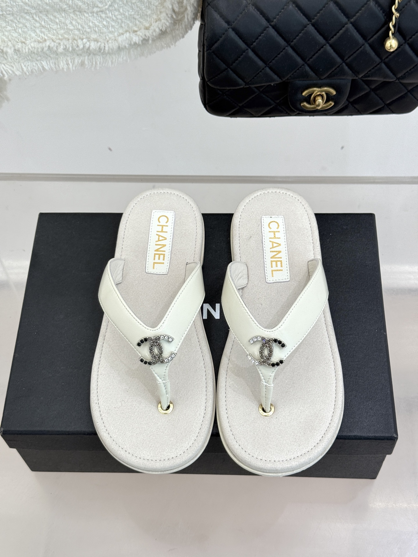 CHANE* ｜小香25。春夏新品珠宝人字拖夹脚拖鞋好穿又出片的度假风人字拖🏖️经典双C珠宝设计真的很精