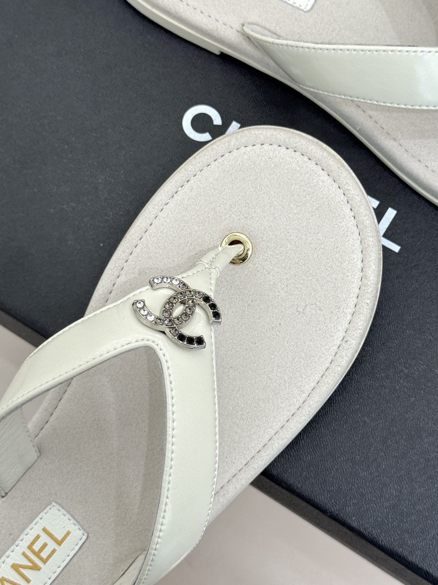 CHANE* ｜小香25。春夏新品珠宝人字拖夹脚拖鞋好穿又出片的度假风人字拖🏖️经典双C珠宝设计真的很精