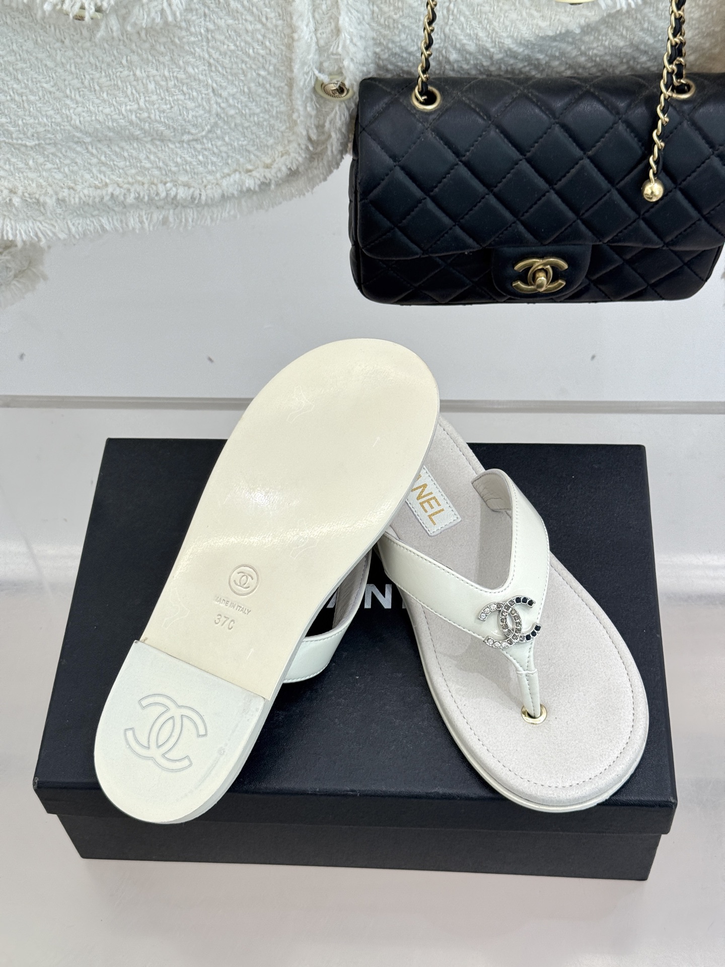 CHANE* ｜小香25。春夏新品珠宝人字拖夹脚拖鞋好穿又出片的度假风人字拖🏖️经典双C珠宝设计真的很精