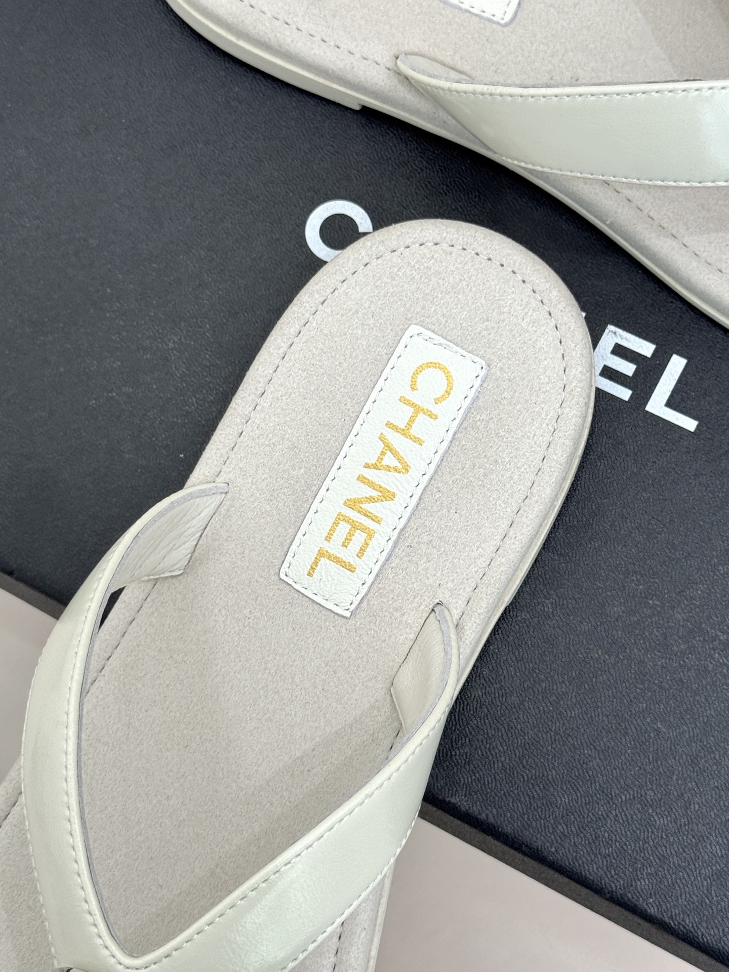 CHANE* ｜小香25。春夏新品珠宝人字拖夹脚拖鞋好穿又出片的度假风人字拖🏖️经典双C珠宝设计真的很精