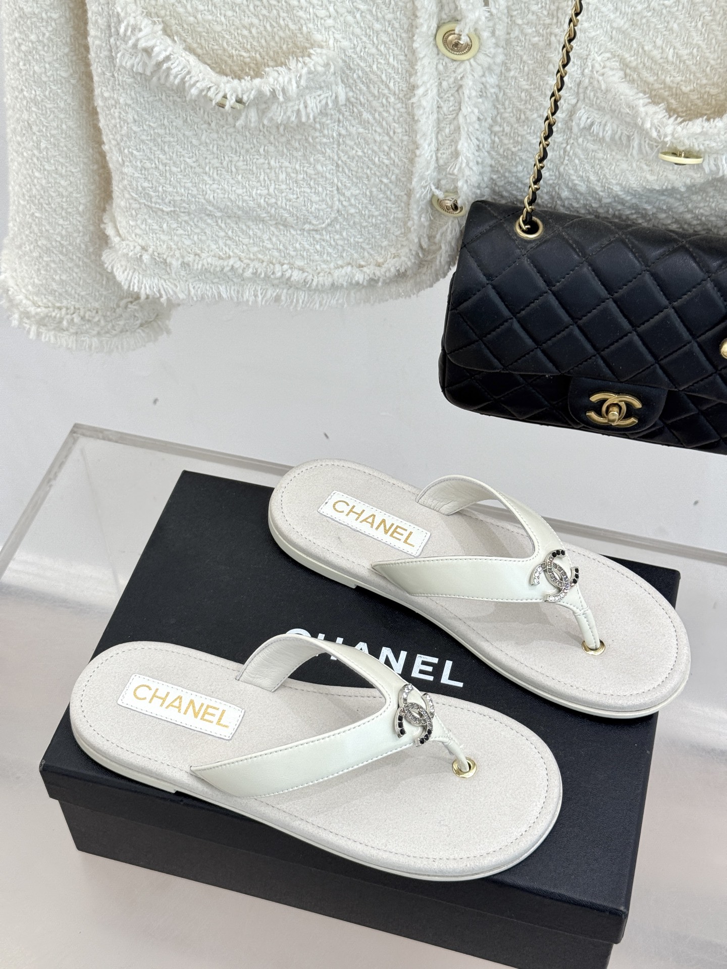 CHANE* ｜小香25。春夏新品珠宝人字拖夹脚拖鞋好穿又出片的度假风人字拖🏖️经典双C珠宝设计真的很精