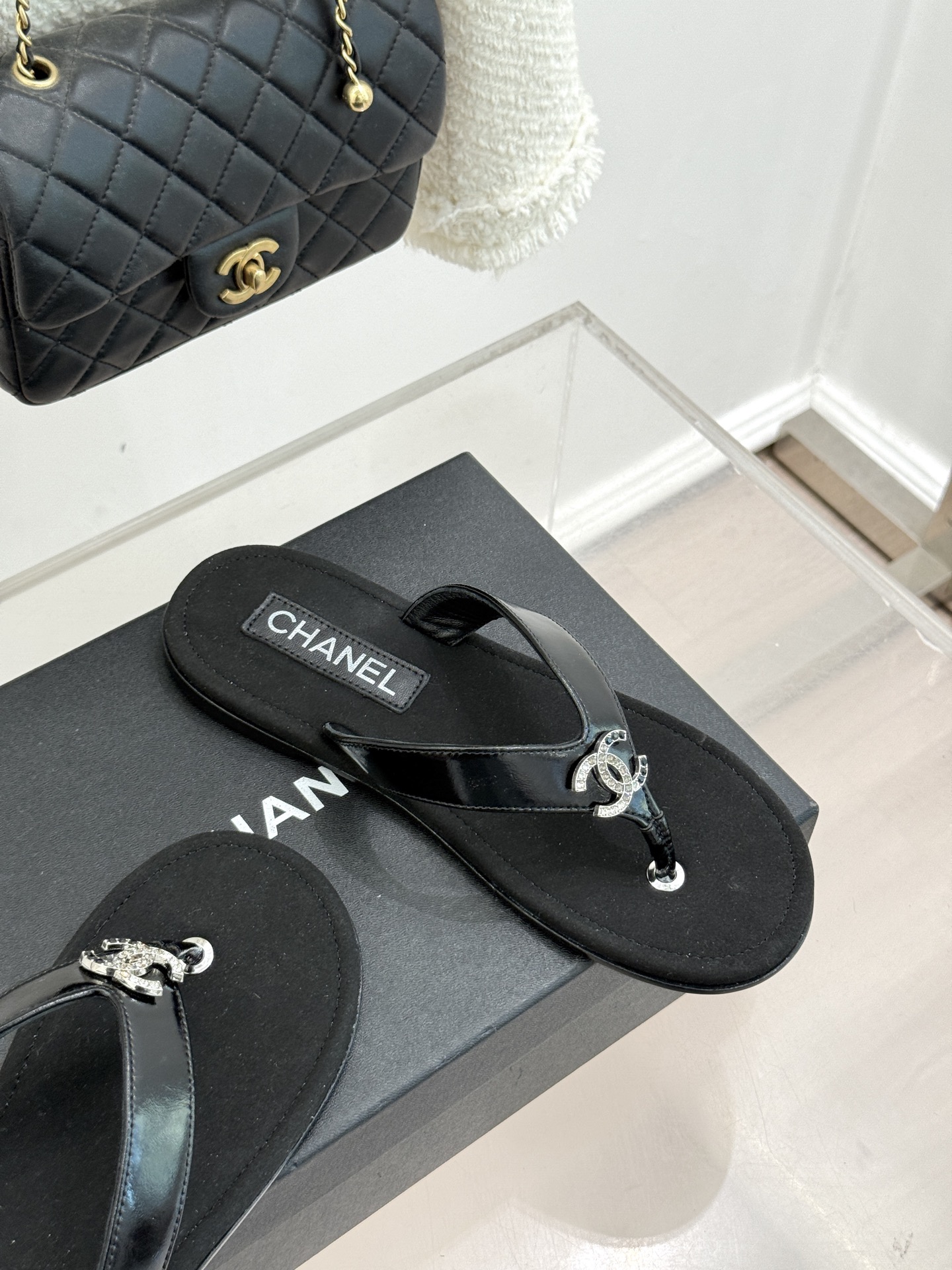 CHANE* ｜小香25。春夏新品珠宝人字拖夹脚拖鞋好穿又出片的度假风人字拖🏖️经典双C珠宝设计真的很精