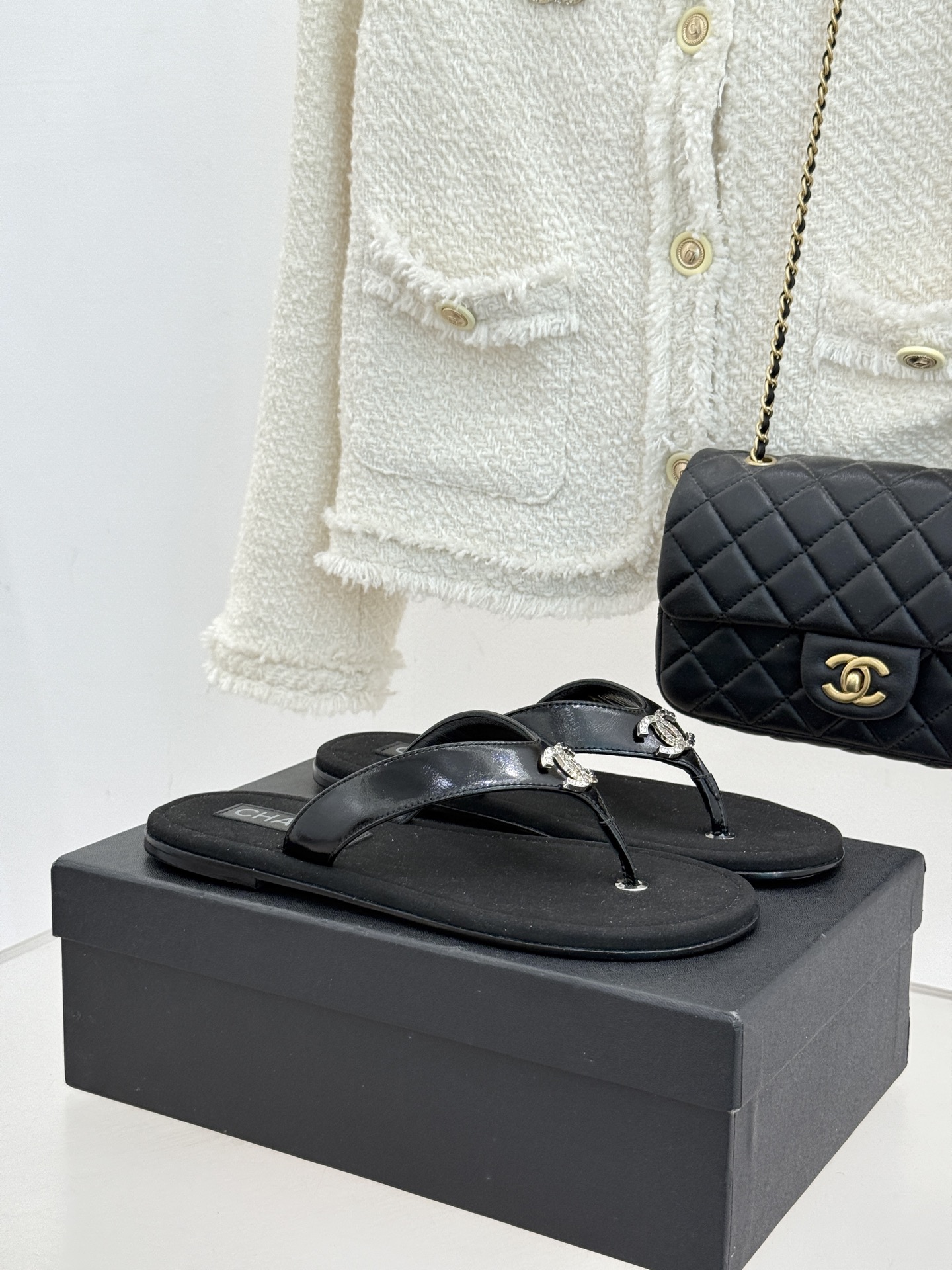 NO:726390,CHANE* ｜Xiaoxiang 25P spring and summer new product Jewelry flip-flops Flip-flops that are easy to wear and look great in resort style The classic double C jewelry design is really exquisite The upper feet are super whitening The standard equipment for girls A must-have for fashionable ladies. The fabric is made of original custom-made materials The lining is made of lambskin material The cowhide outsole imported from Italy  Size35-39 (40/41 customized), split-toe shoes, chanel, slippers, cowhide, sheepskin19860909CHANE* ｜小香25P春夏新品 珠宝人字拖夹脚拖鞋 好穿又出片的度假风人字拖 经典双C珠宝设计真的很精致 上脚超级显白 少女们的标配 时髦的小姐姐 必须人手必备. 面料采用原版定制材质 内里采用小羊皮材质 意大利进口牛皮大底 Size35-39（40/41定制）,分趾鞋,chanel,slippers,cowhide,sheepskin,Women's Shoes