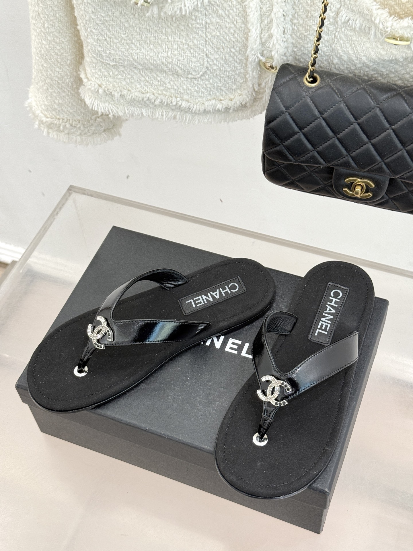 CHANE* ｜小香25。春夏新品珠宝人字拖夹脚拖鞋好穿又出片的度假风人字拖🏖️经典双C珠宝设计真的很精