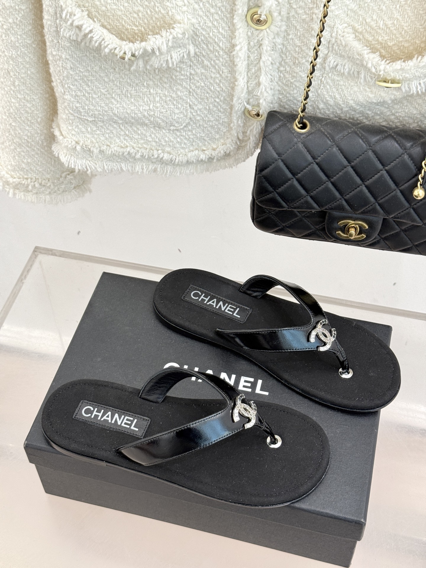 CHANE* ｜小香25。春夏新品珠宝人字拖夹脚拖鞋好穿又出片的度假风人字拖🏖️经典双C珠宝设计真的很精