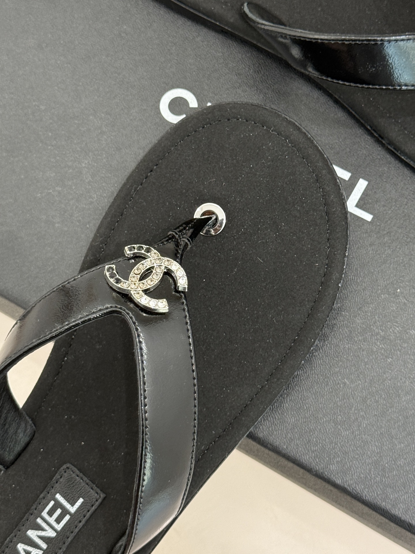 CHANE* ｜小香25。春夏新品珠宝人字拖夹脚拖鞋好穿又出片的度假风人字拖🏖️经典双C珠宝设计真的很精