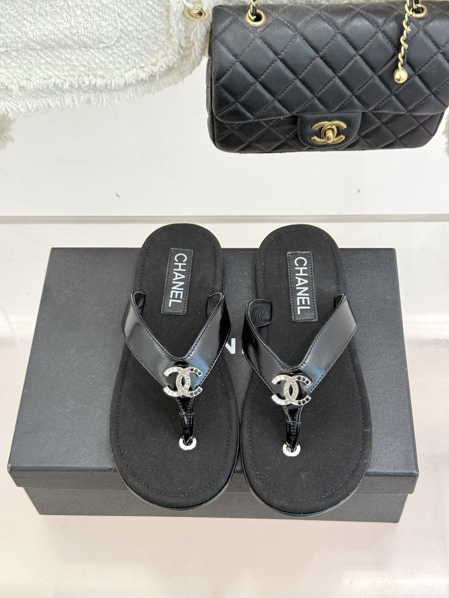 CHANE* ｜小香25。春夏新品珠宝人字拖夹脚拖鞋好穿又出片的度假风人字拖🏖️经典双C珠宝设计真的很精