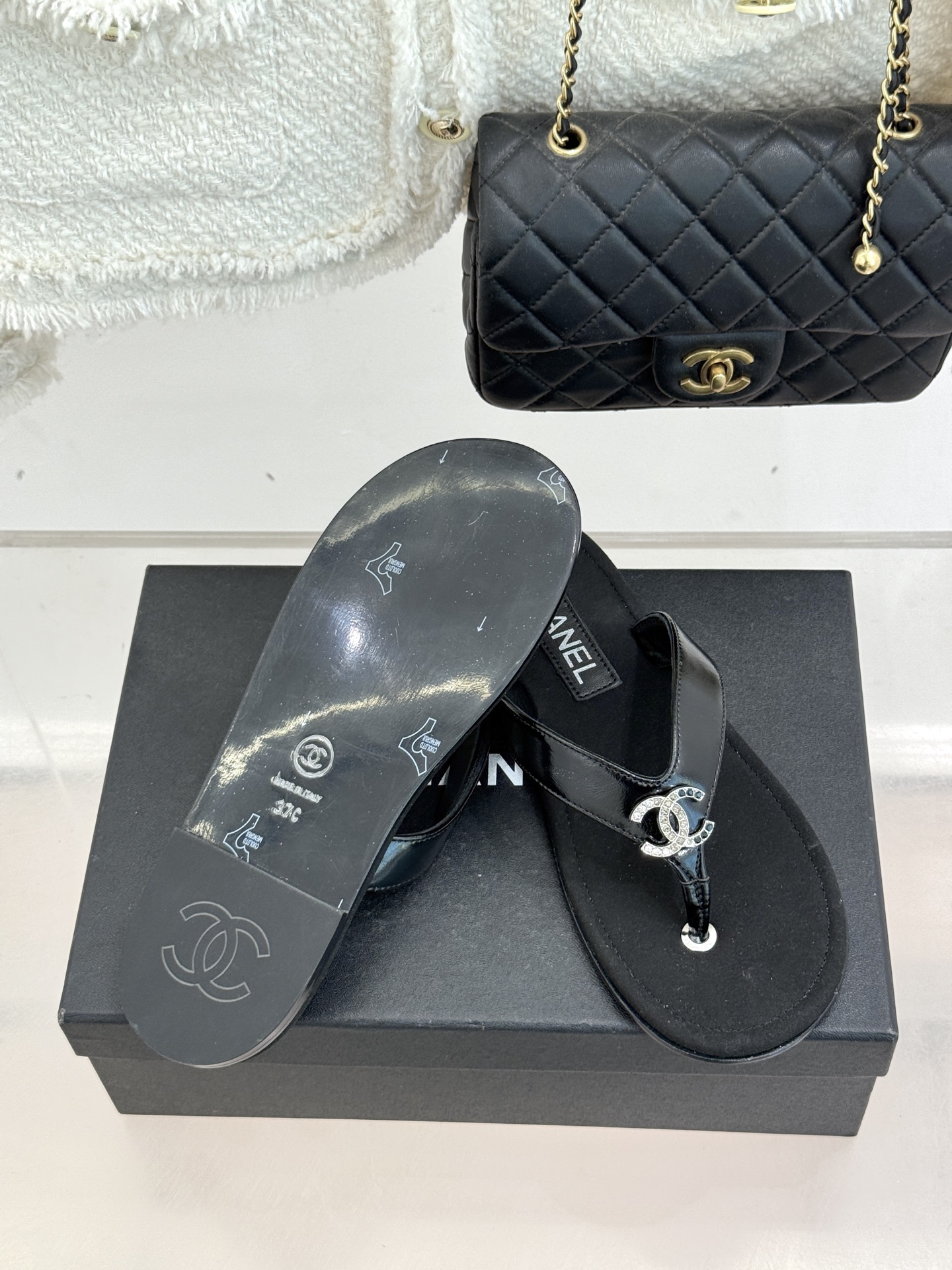 CHANE* ｜小香25。春夏新品珠宝人字拖夹脚拖鞋好穿又出片的度假风人字拖🏖️经典双C珠宝设计真的很精