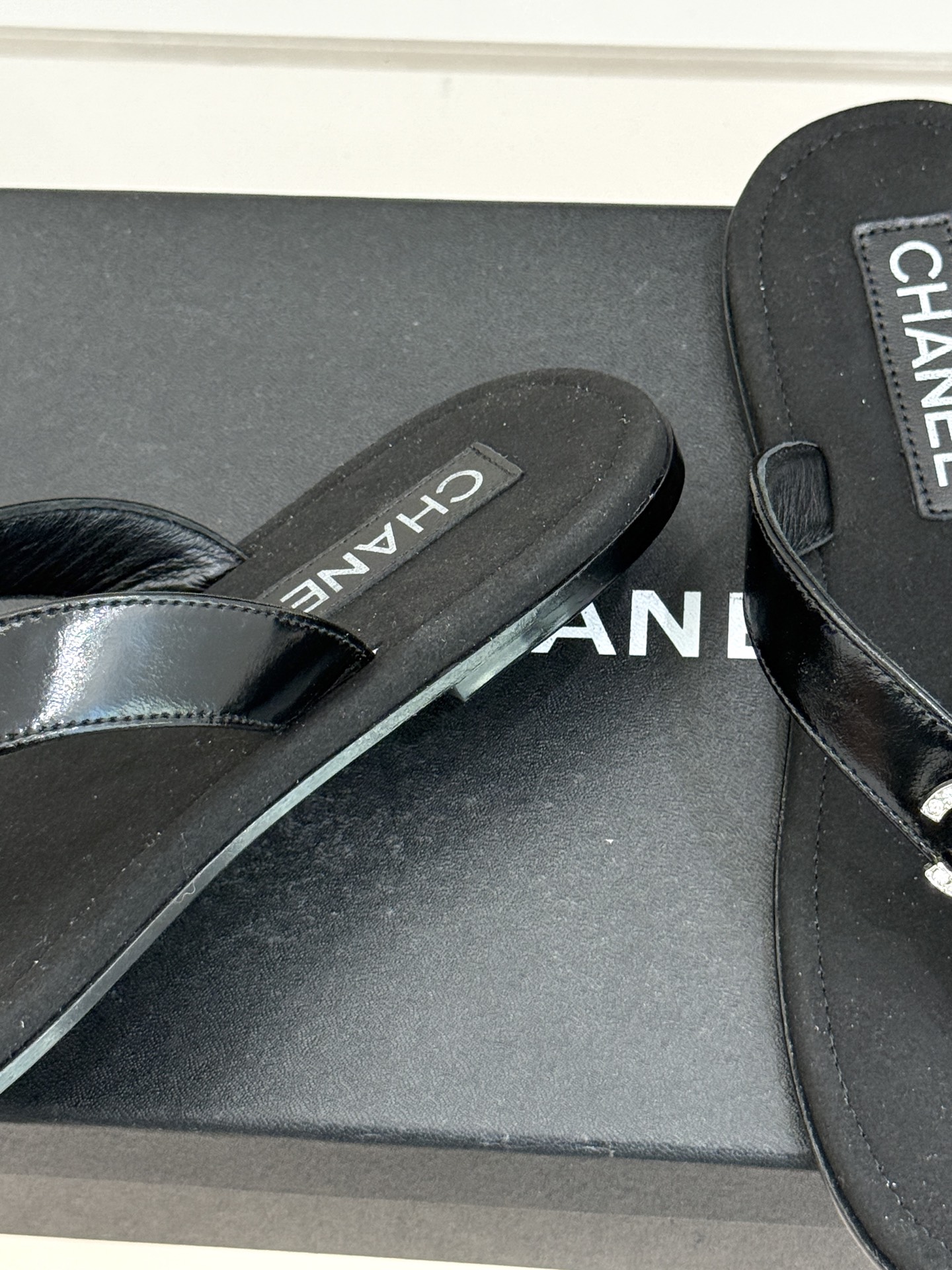 CHANE* ｜小香25。春夏新品珠宝人字拖夹脚拖鞋好穿又出片的度假风人字拖🏖️经典双C珠宝设计真的很精