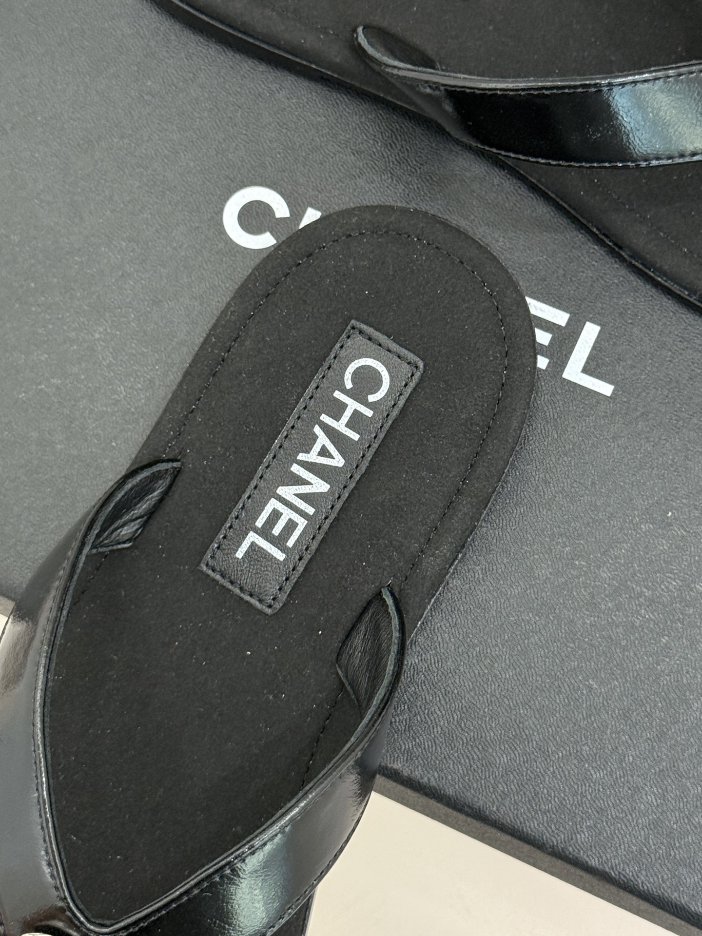 CHANE* ｜小香25。春夏新品珠宝人字拖夹脚拖鞋好穿又出片的度假风人字拖🏖️经典双C珠宝设计真的很精