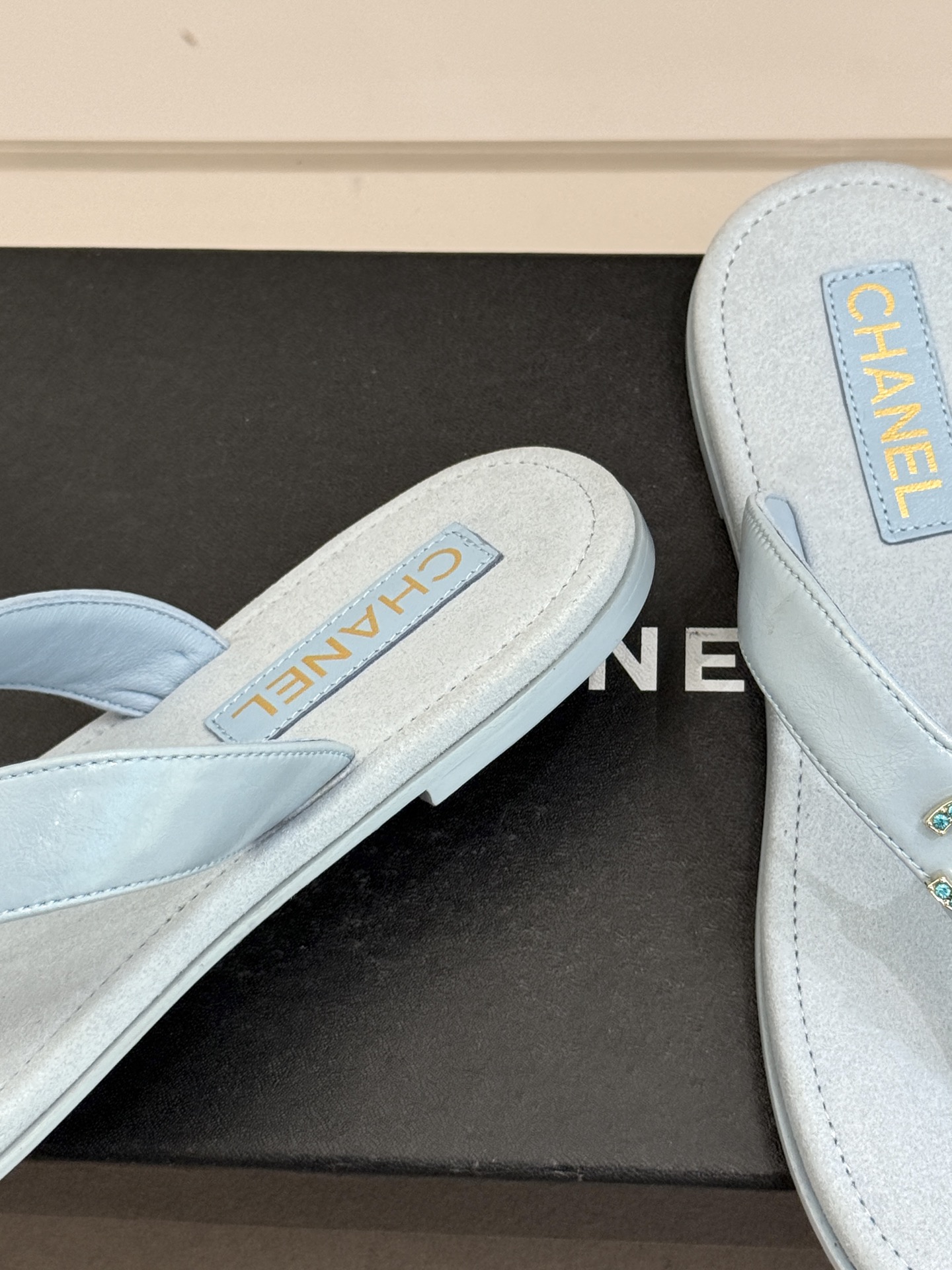 CHANE* ｜小香25。春夏新品珠宝人字拖夹脚拖鞋好穿又出片的度假风人字拖🏖️经典双C珠宝设计真的很精