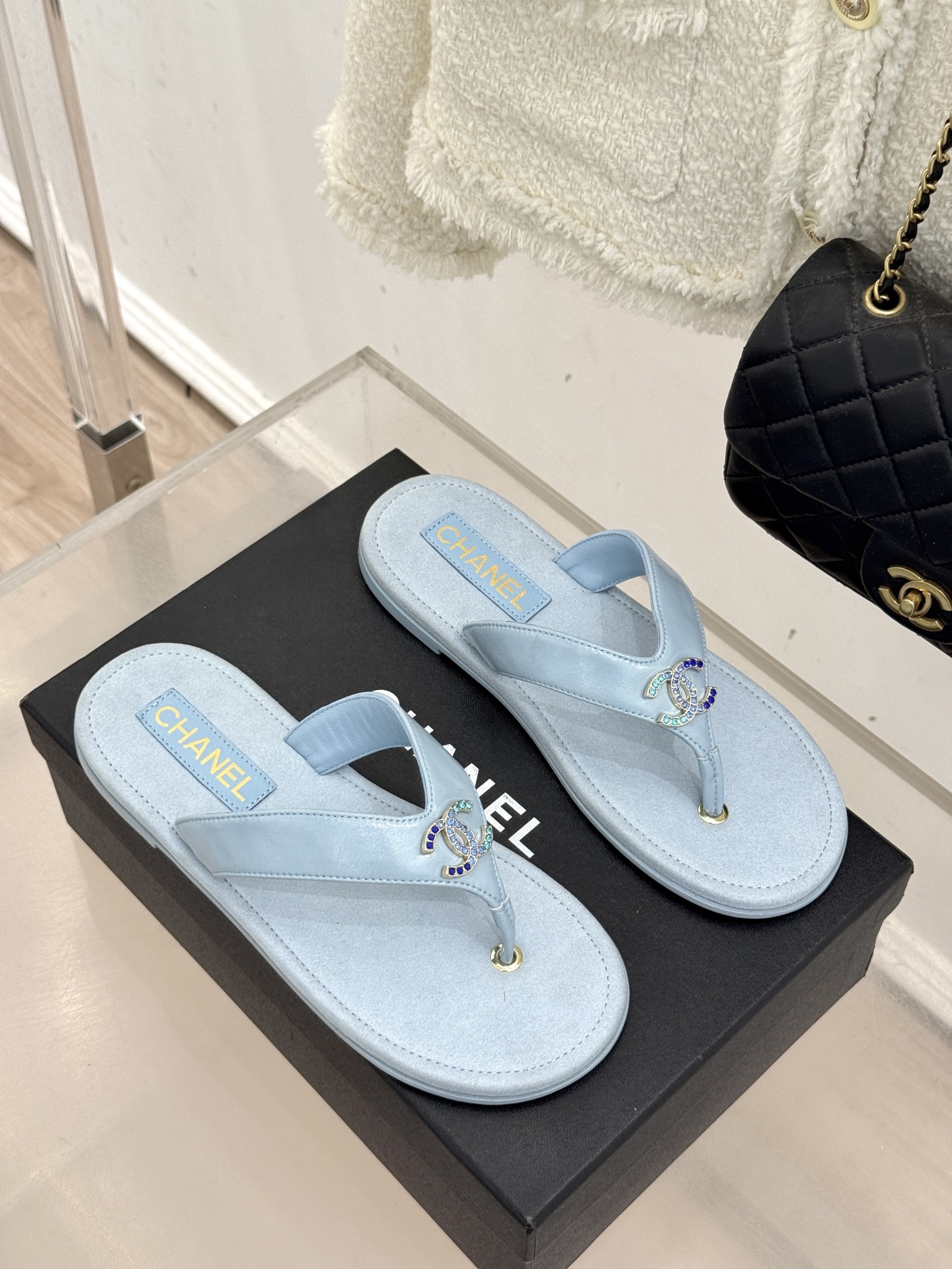 CHANE* ｜小香25。春夏新品珠宝人字拖夹脚拖鞋好穿又出片的度假风人字拖🏖️经典双C珠宝设计真的很精