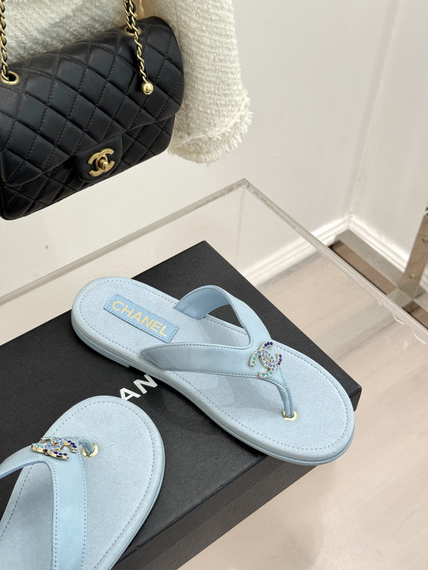 CHANE* ｜小香25。春夏新品珠宝人字拖夹脚拖鞋好穿又出片的度假风人字拖🏖️经典双C珠宝设计真的很精