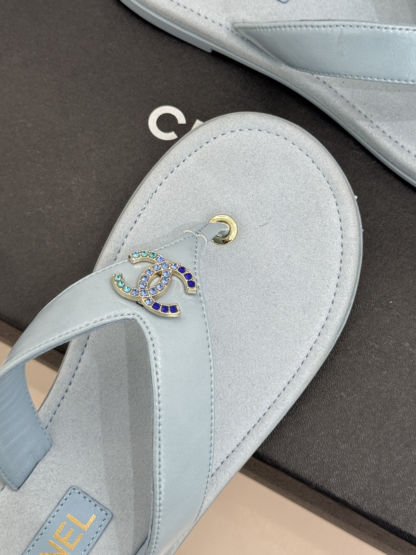 CHANE* ｜小香25。春夏新品珠宝人字拖夹脚拖鞋好穿又出片的度假风人字拖🏖️经典双C珠宝设计真的很精