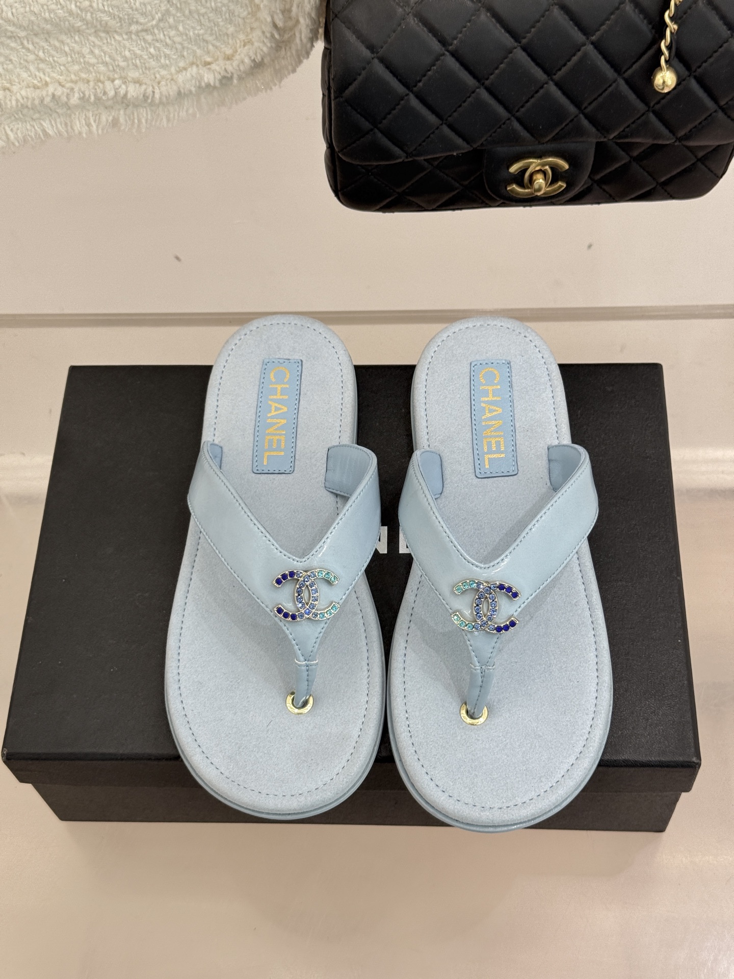 CHANE* ｜小香25。春夏新品珠宝人字拖夹脚拖鞋好穿又出片的度假风人字拖🏖️经典双C珠宝设计真的很精