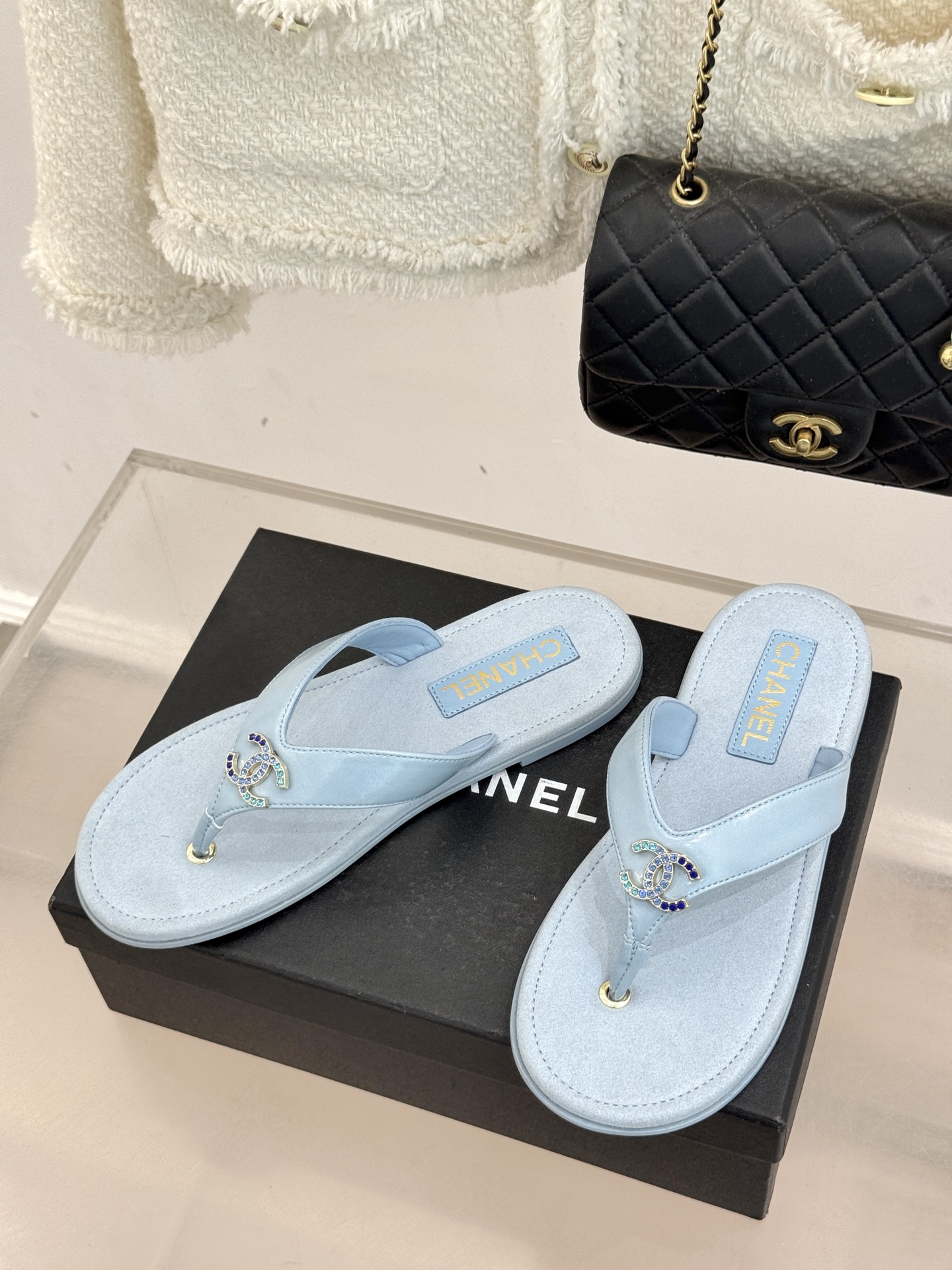 CHANE* ｜小香25。春夏新品珠宝人字拖夹脚拖鞋好穿又出片的度假风人字拖🏖️经典双C珠宝设计真的很精