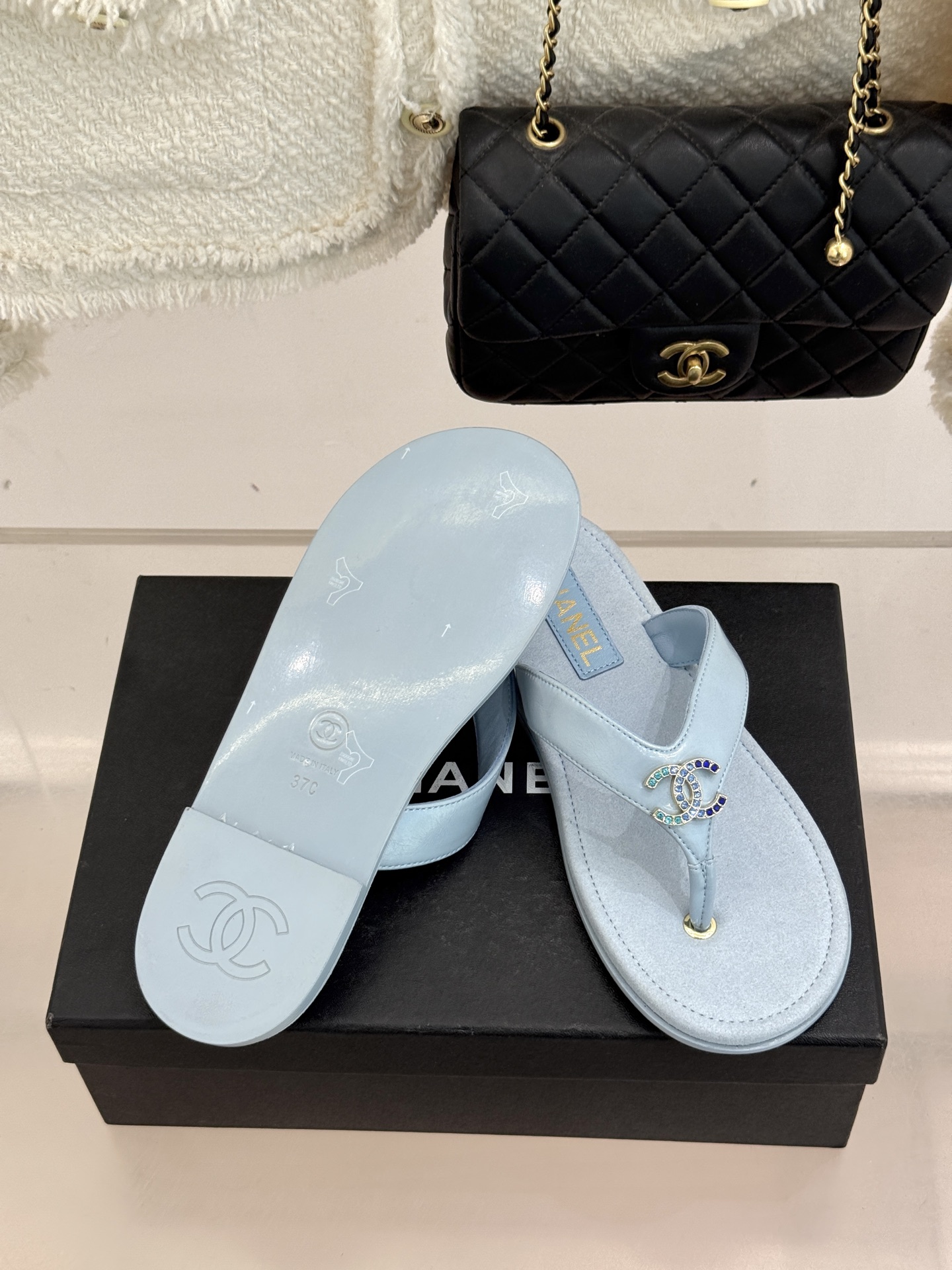 CHANE* ｜小香25。春夏新品珠宝人字拖夹脚拖鞋好穿又出片的度假风人字拖🏖️经典双C珠宝设计真的很精
