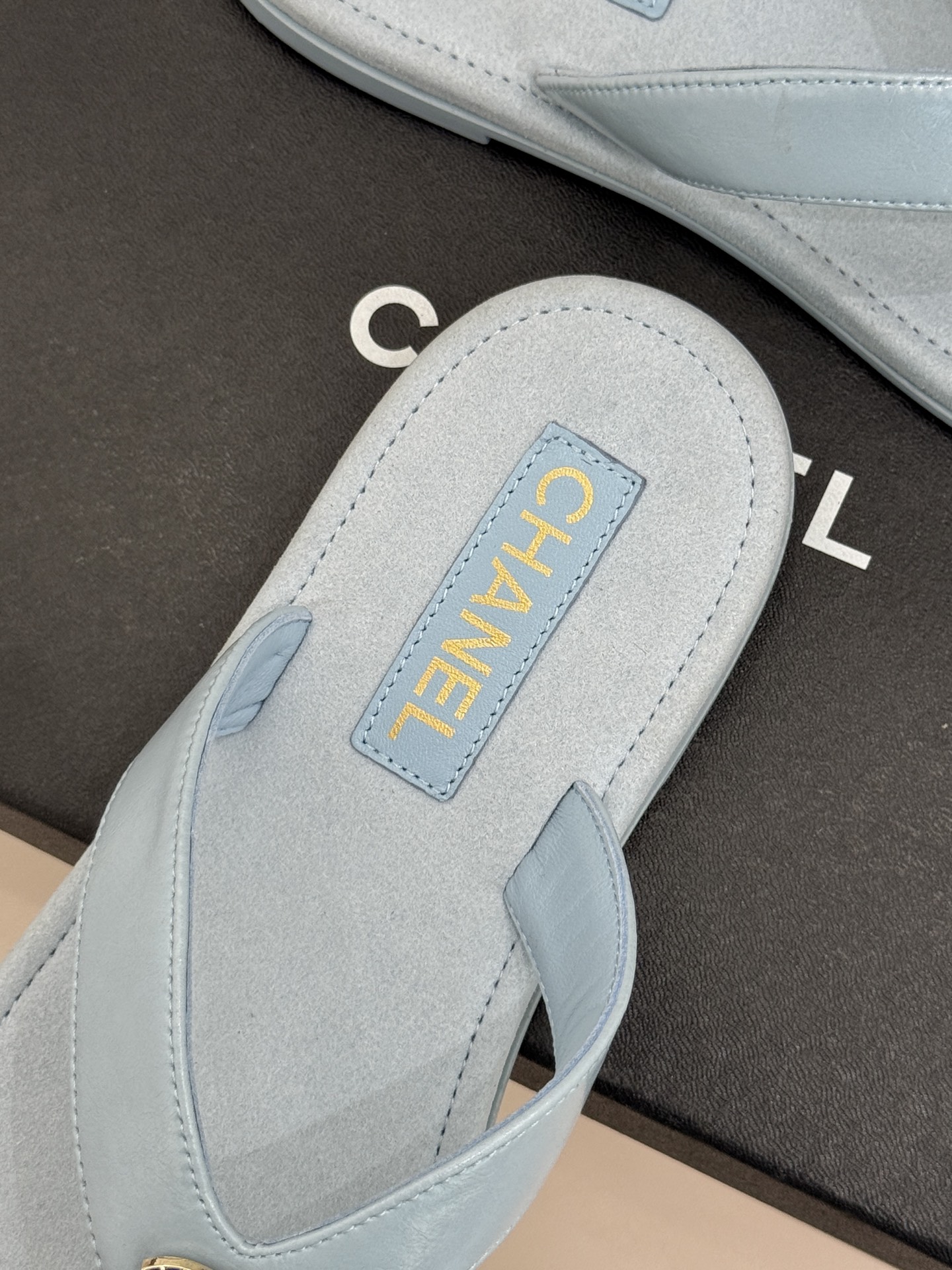 CHANE* ｜小香25。春夏新品珠宝人字拖夹脚拖鞋好穿又出片的度假风人字拖🏖️经典双C珠宝设计真的很精