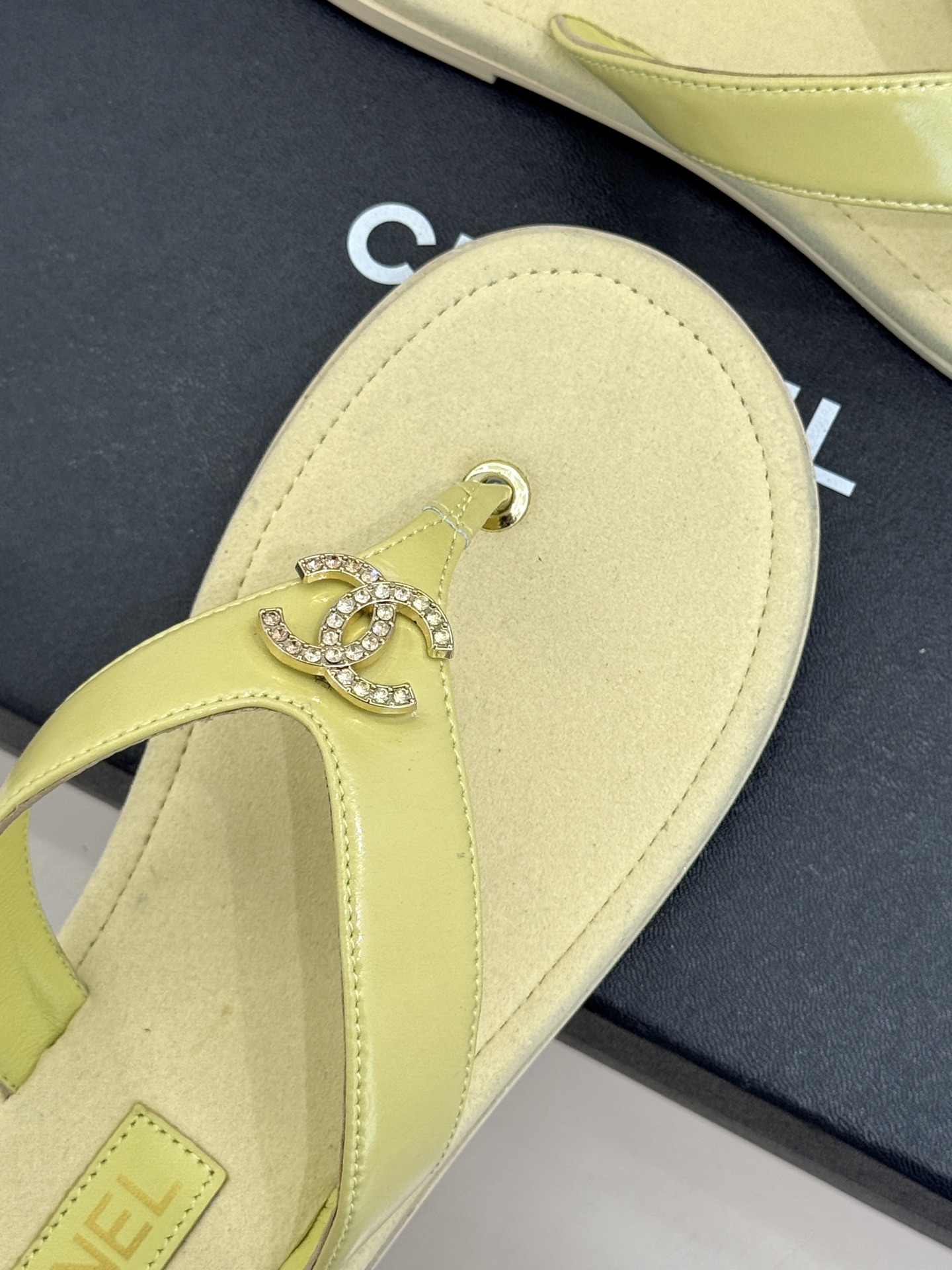 CHANE* ｜小香25。春夏新品珠宝人字拖夹脚拖鞋好穿又出片的度假风人字拖🏖️经典双C珠宝设计真的很精