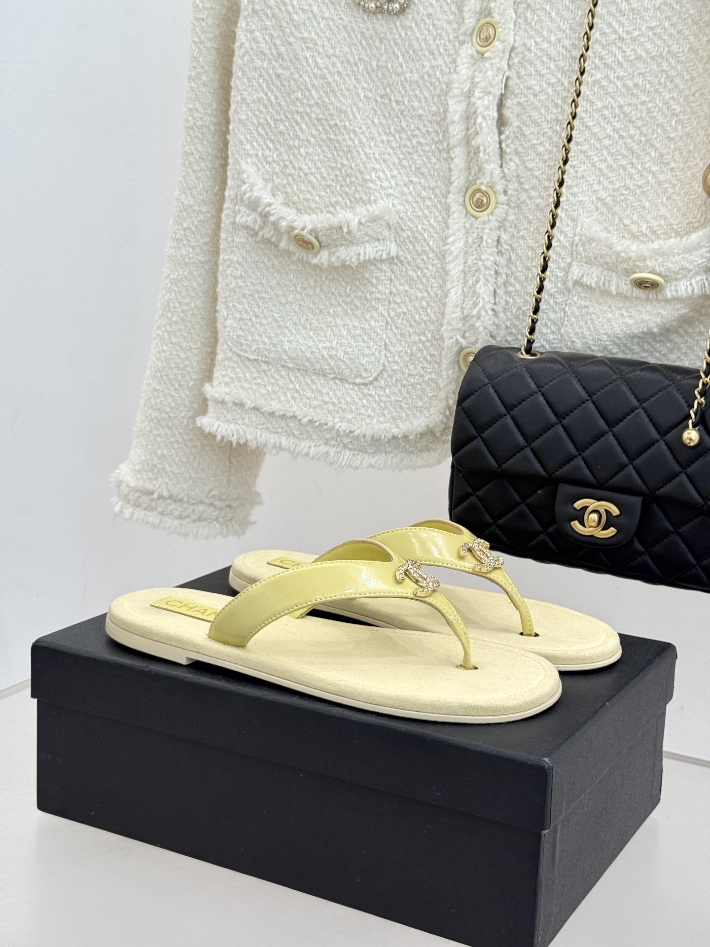CHANE* ｜小香25。春夏新品珠宝人字拖夹脚拖鞋好穿又出片的度假风人字拖🏖️经典双C珠宝设计真的很精