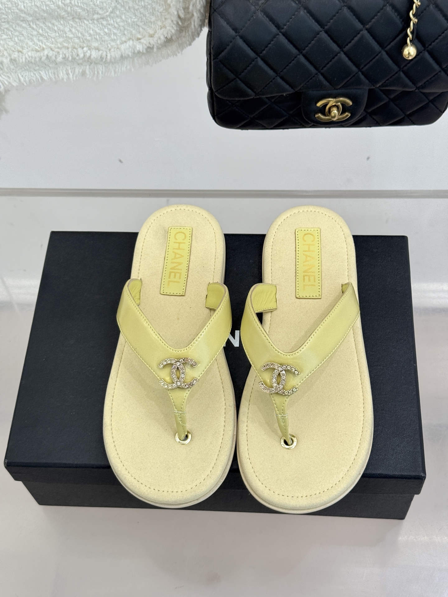 CHANE* ｜小香25。春夏新品珠宝人字拖夹脚拖鞋好穿又出片的度假风人字拖🏖️经典双C珠宝设计真的很精
