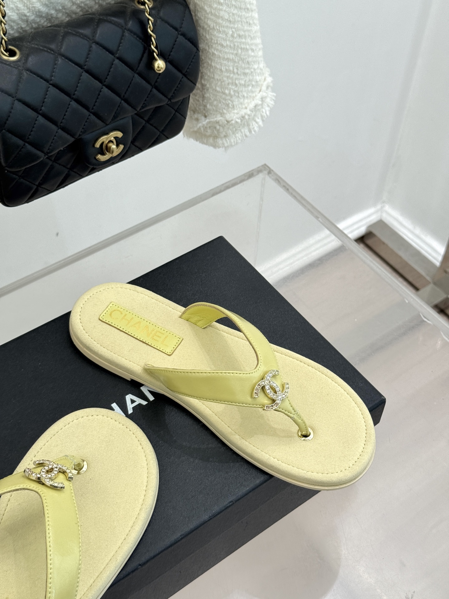 CHANE* ｜小香25。春夏新品珠宝人字拖夹脚拖鞋好穿又出片的度假风人字拖🏖️经典双C珠宝设计真的很精