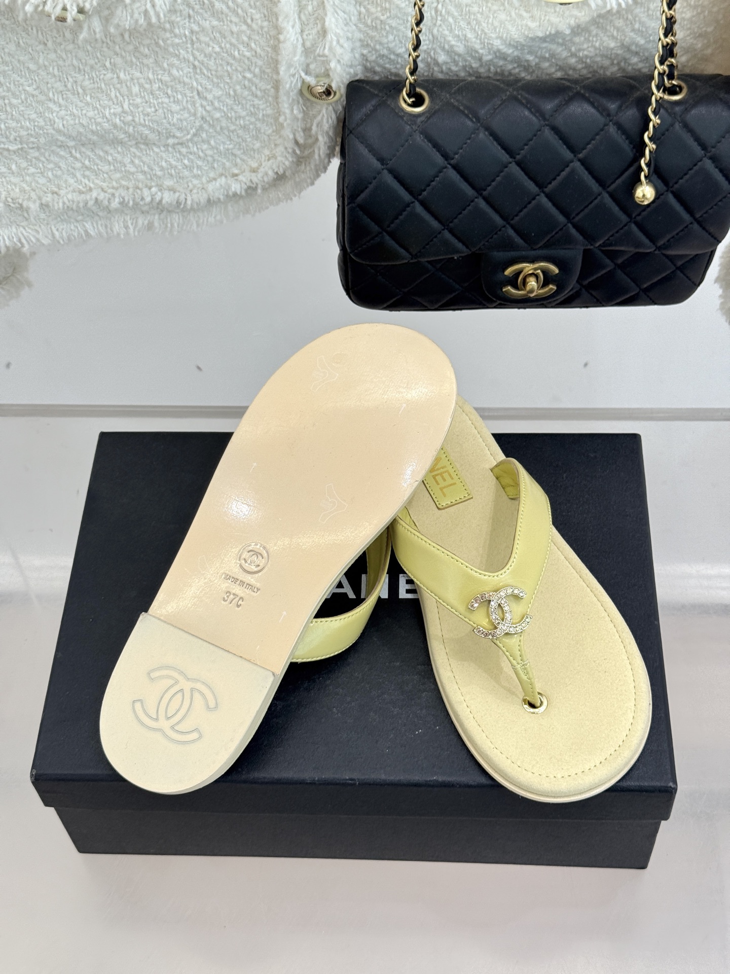 CHANE* ｜小香25。春夏新品珠宝人字拖夹脚拖鞋好穿又出片的度假风人字拖🏖️经典双C珠宝设计真的很精