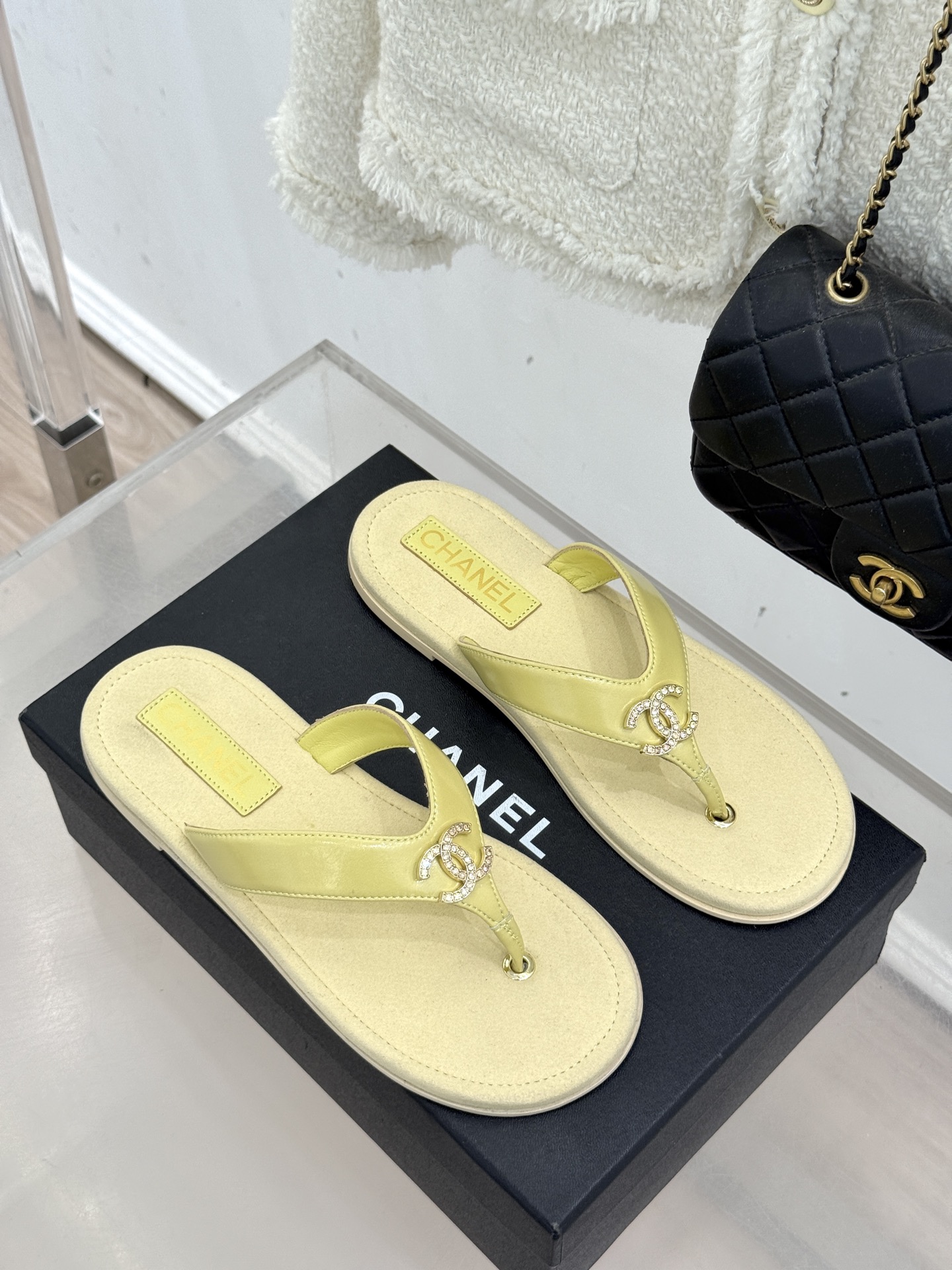 CHANE* ｜小香25。春夏新品珠宝人字拖夹脚拖鞋好穿又出片的度假风人字拖🏖️经典双C珠宝设计真的很精