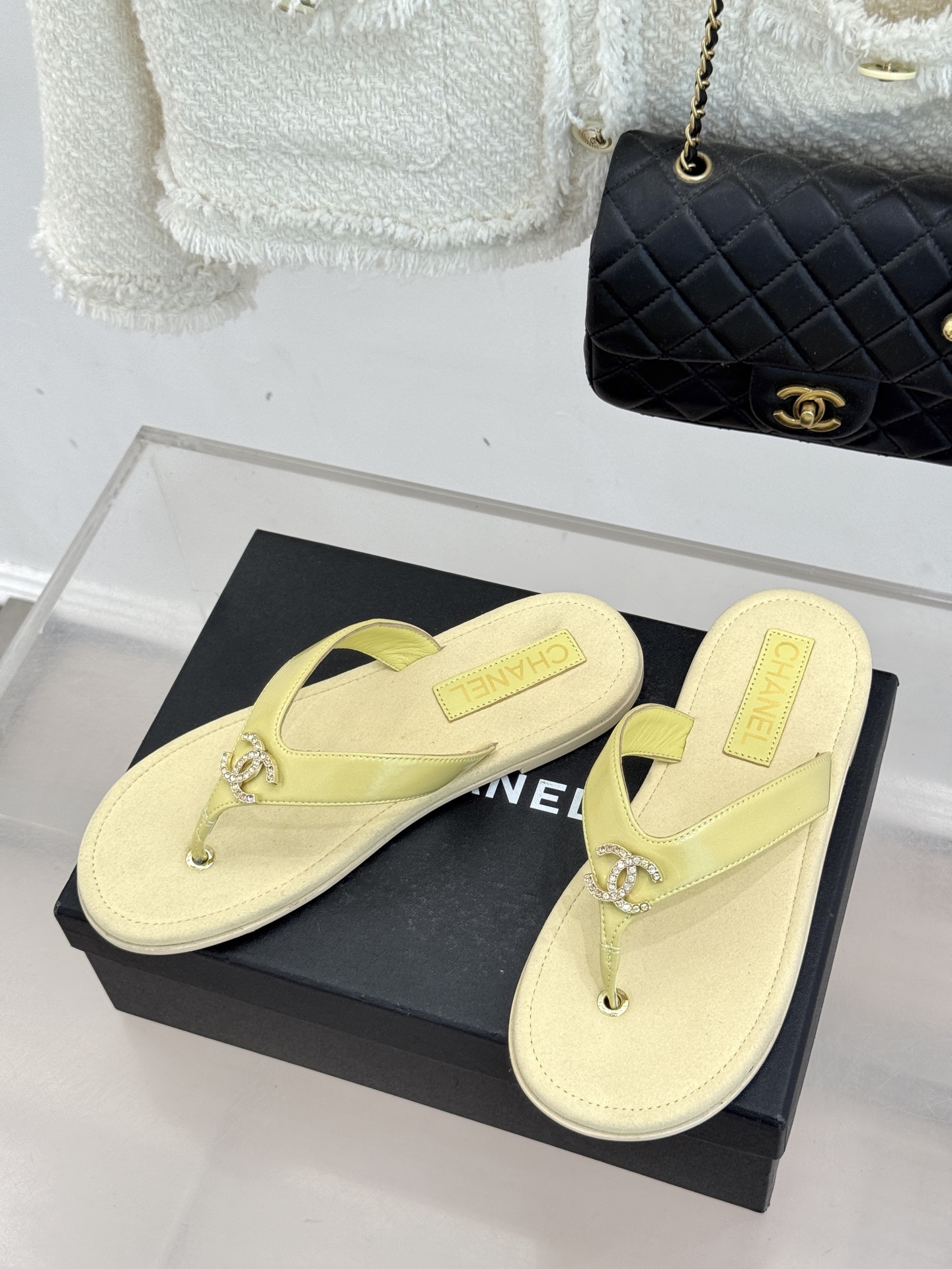 CHANE* ｜小香25。春夏新品珠宝人字拖夹脚拖鞋好穿又出片的度假风人字拖🏖️经典双C珠宝设计真的很精