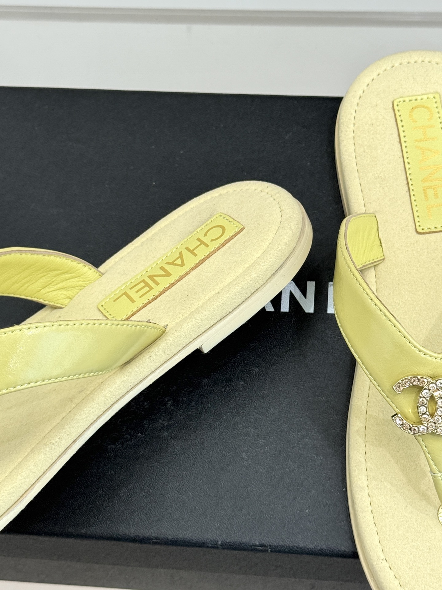 CHANE* ｜小香25。春夏新品珠宝人字拖夹脚拖鞋好穿又出片的度假风人字拖🏖️经典双C珠宝设计真的很精