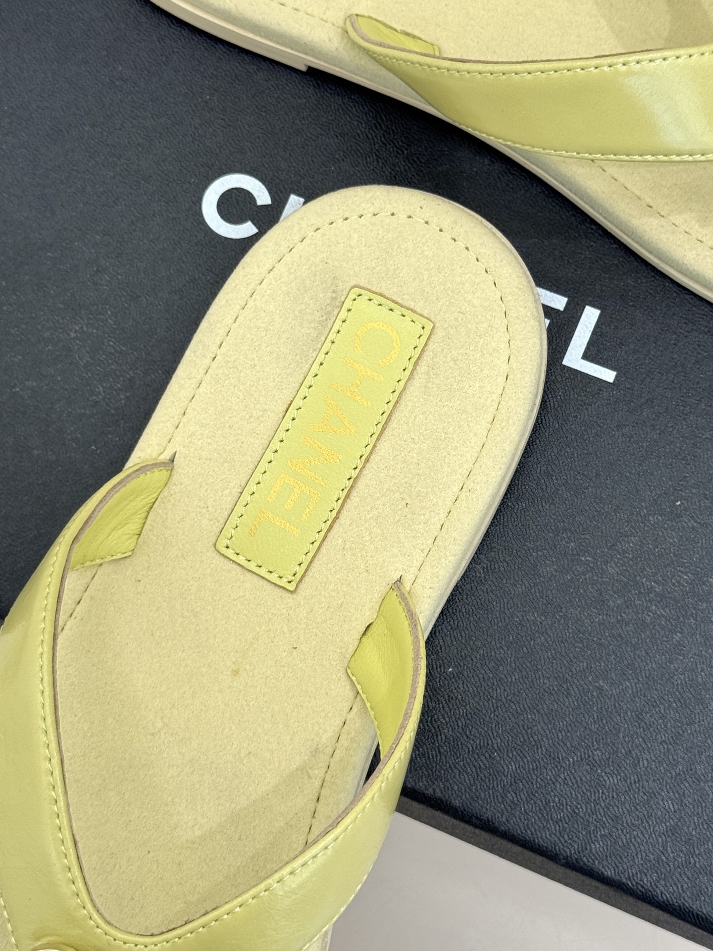 CHANE* ｜小香25。春夏新品珠宝人字拖夹脚拖鞋好穿又出片的度假风人字拖🏖️经典双C珠宝设计真的很精